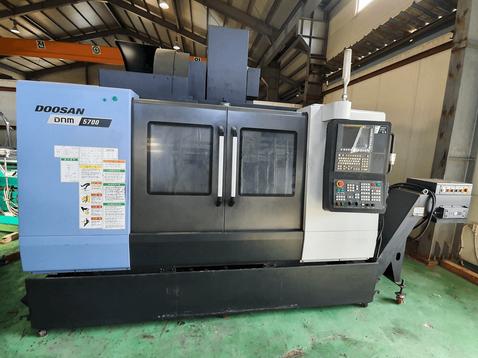 Frontansicht der Doosan DNM5700 Maschine
