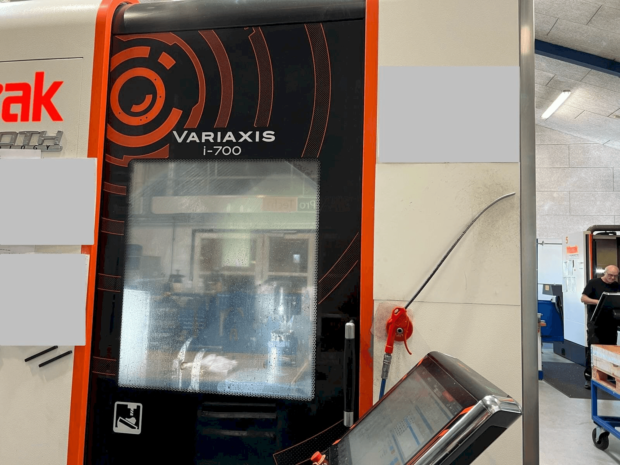 Frontansicht der Mazak Variaxis i-700 Maschine
