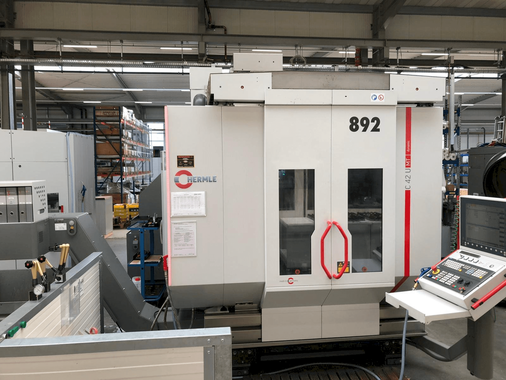 Frontansicht der HERMLE C42U MT Maschine