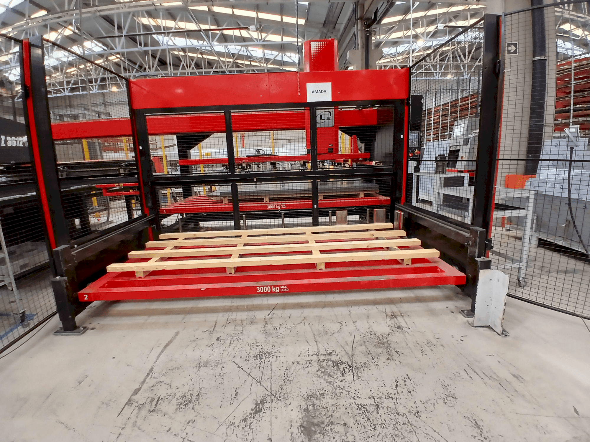 Frontansicht der AMADA EMZ3612M2 Maschine