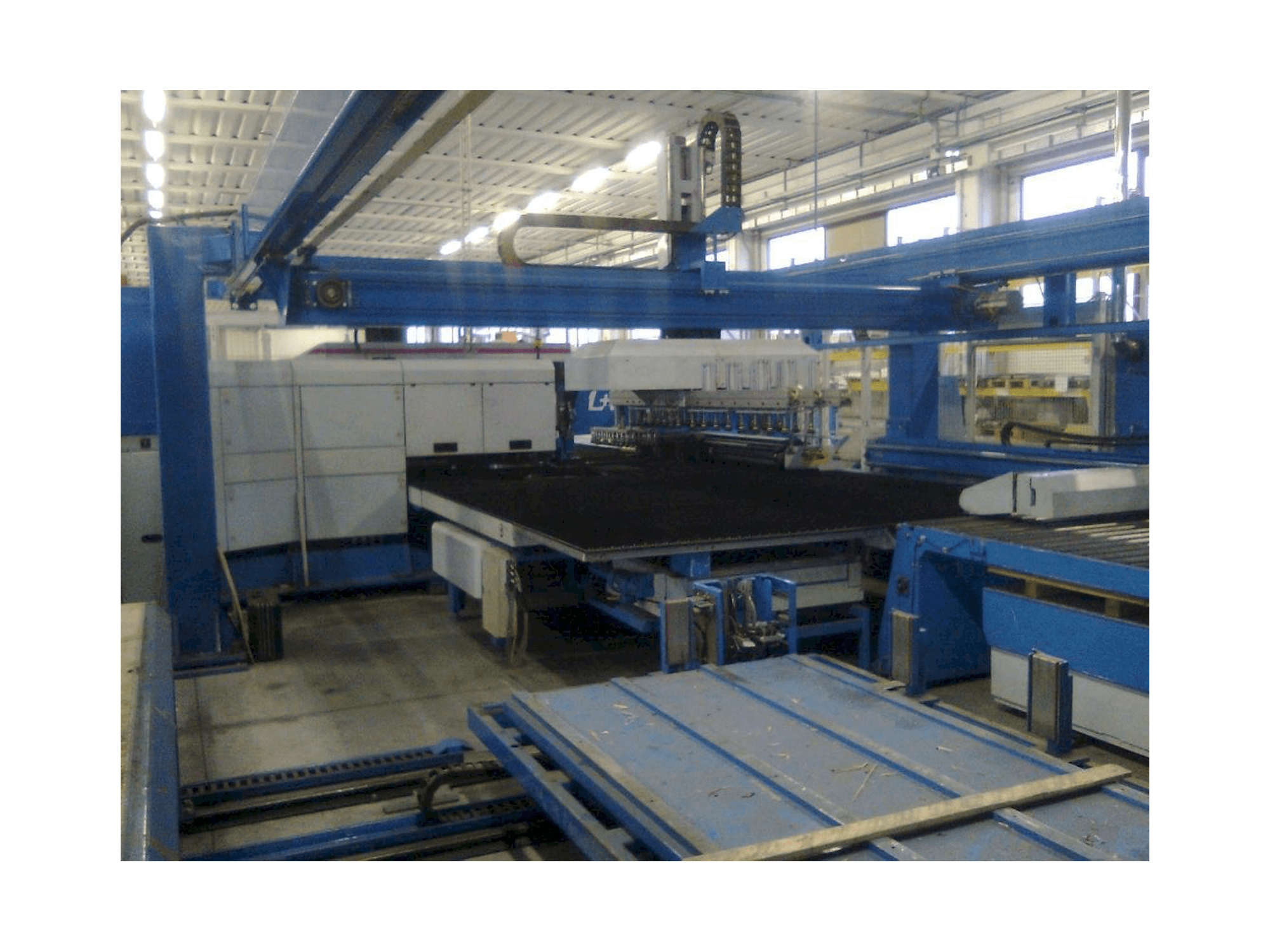 Frontansicht der Finn-Power LP6 Maschine