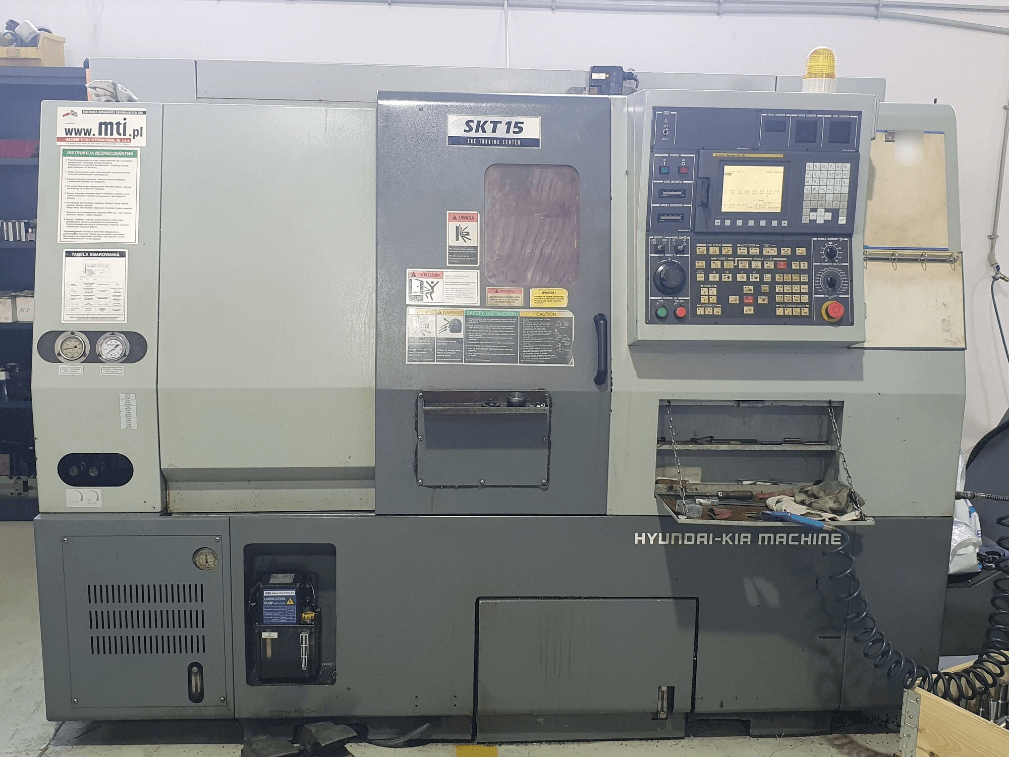 Frontansicht der Hyundai Kia SKT15 Maschine