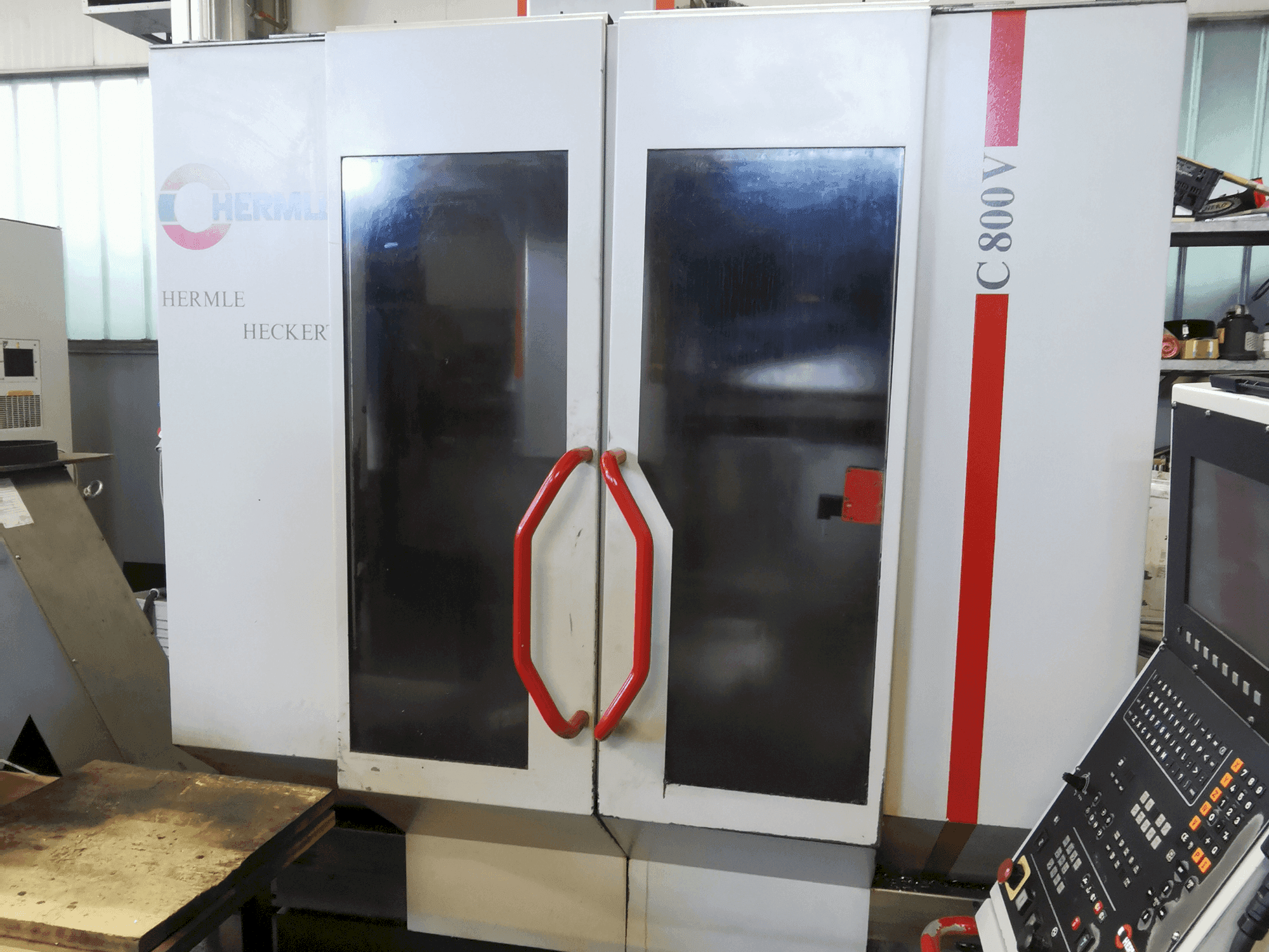 Frontansicht der HERMLE C 800 V Maschine