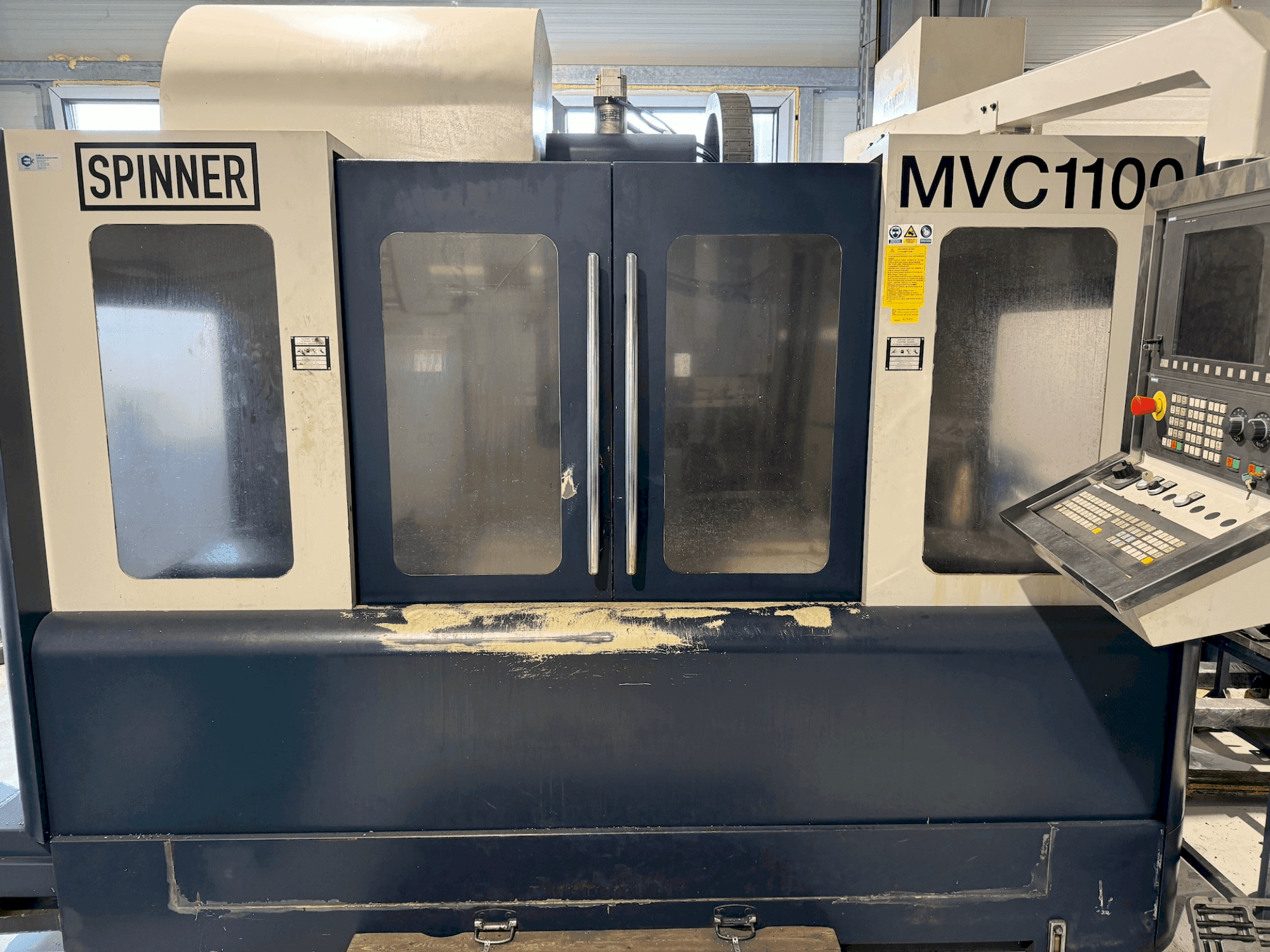 Frontansicht der SPINNER SPINNER VMC 1100 Maschine