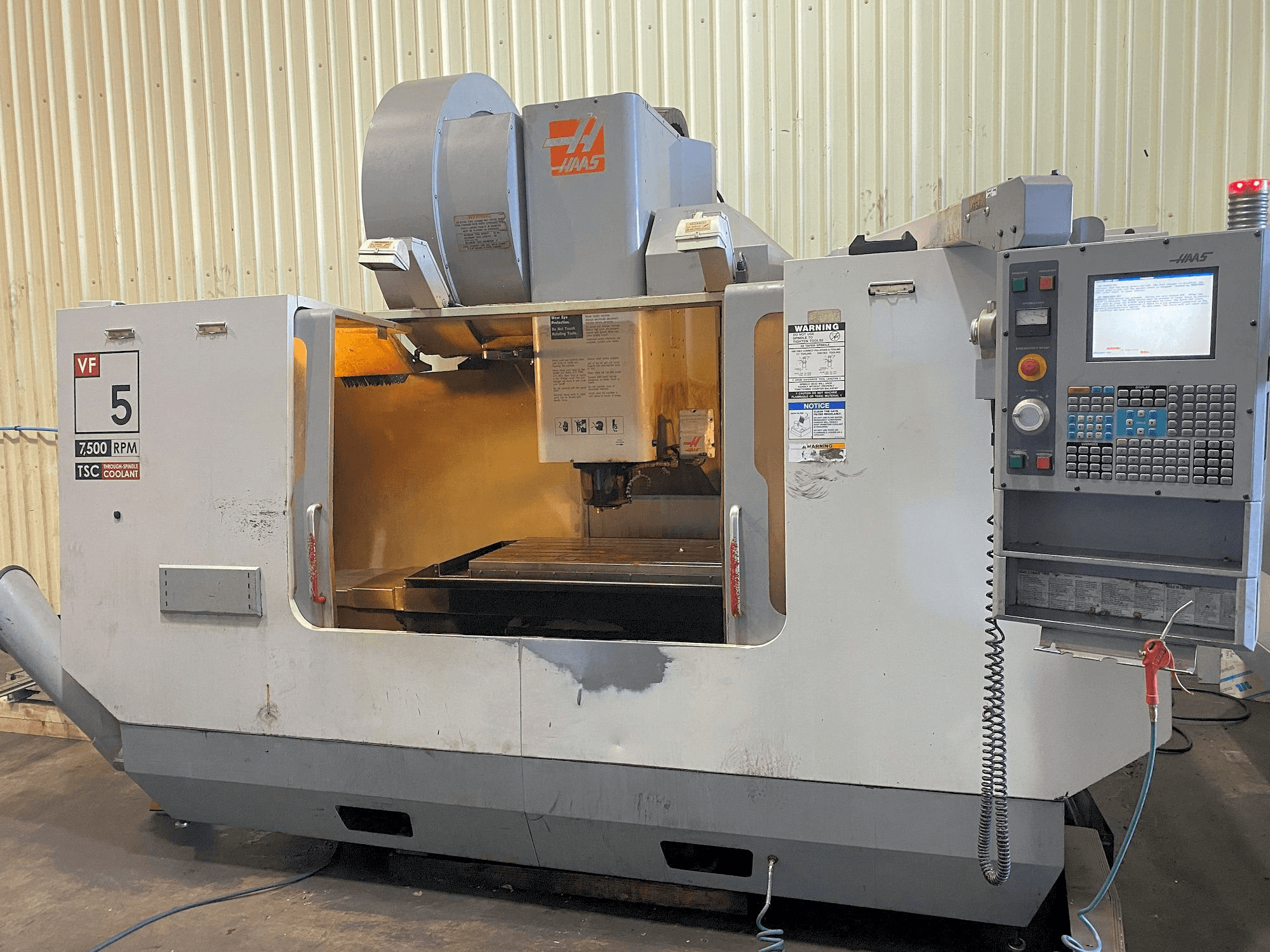 Frontansicht der HAAS VF-5/50HE Maschine