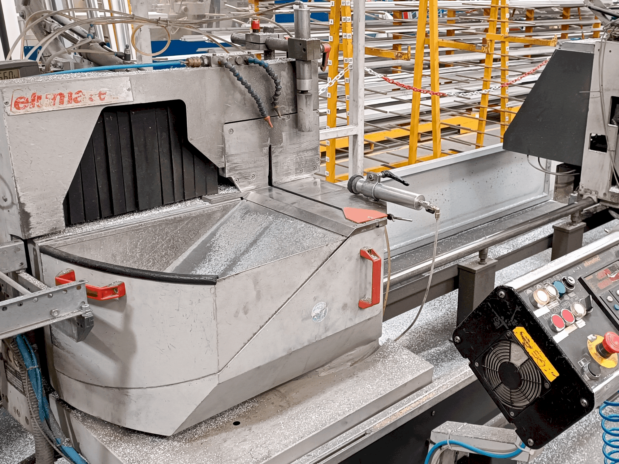 Frontansicht der Elumatec DG 104/02 E255 Maschine