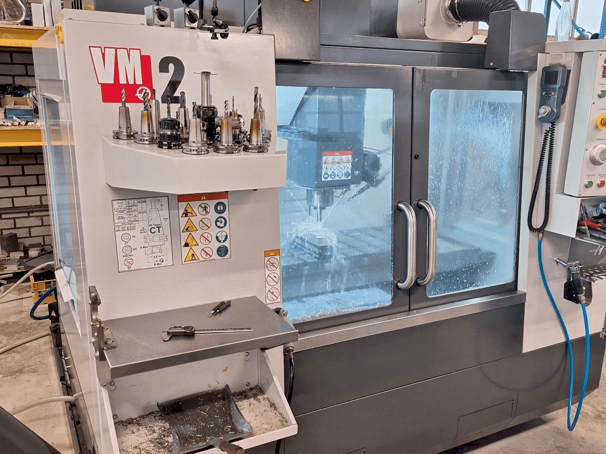 Frontansicht der HAAS VM-2 Maschine