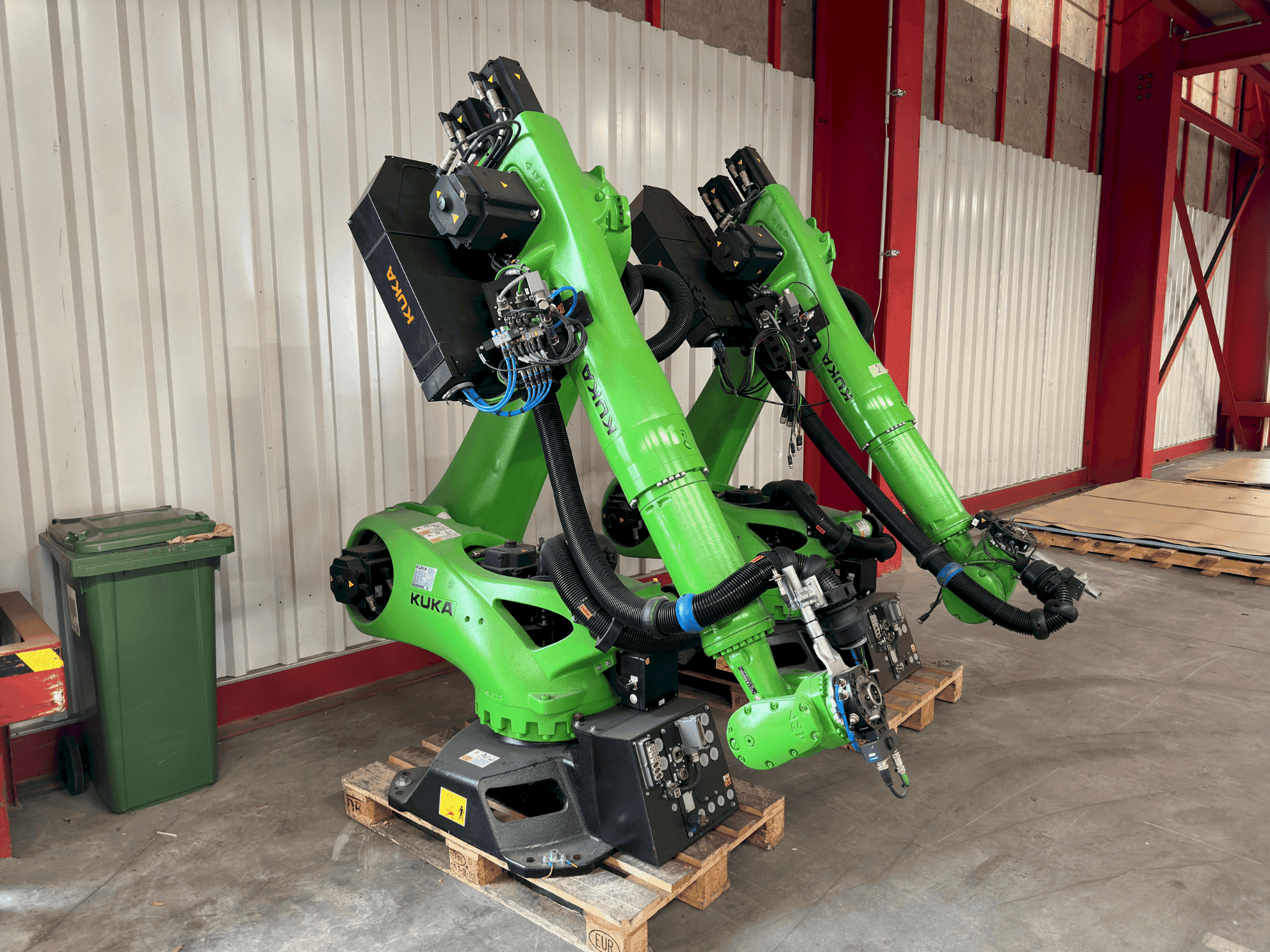 Frontansicht der KUKA KR 90 R3700 prime K Maschine