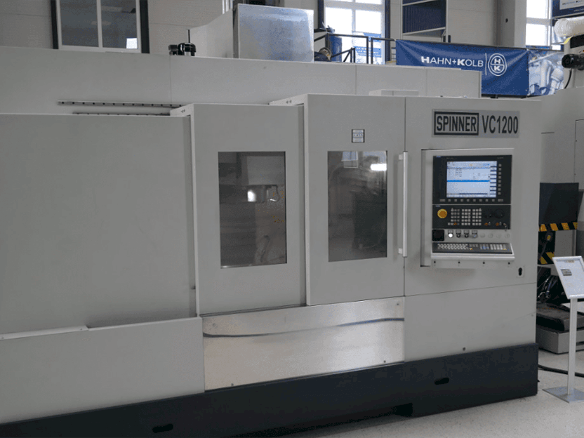 Frontansicht der SPINNER VC 1200 Maschine