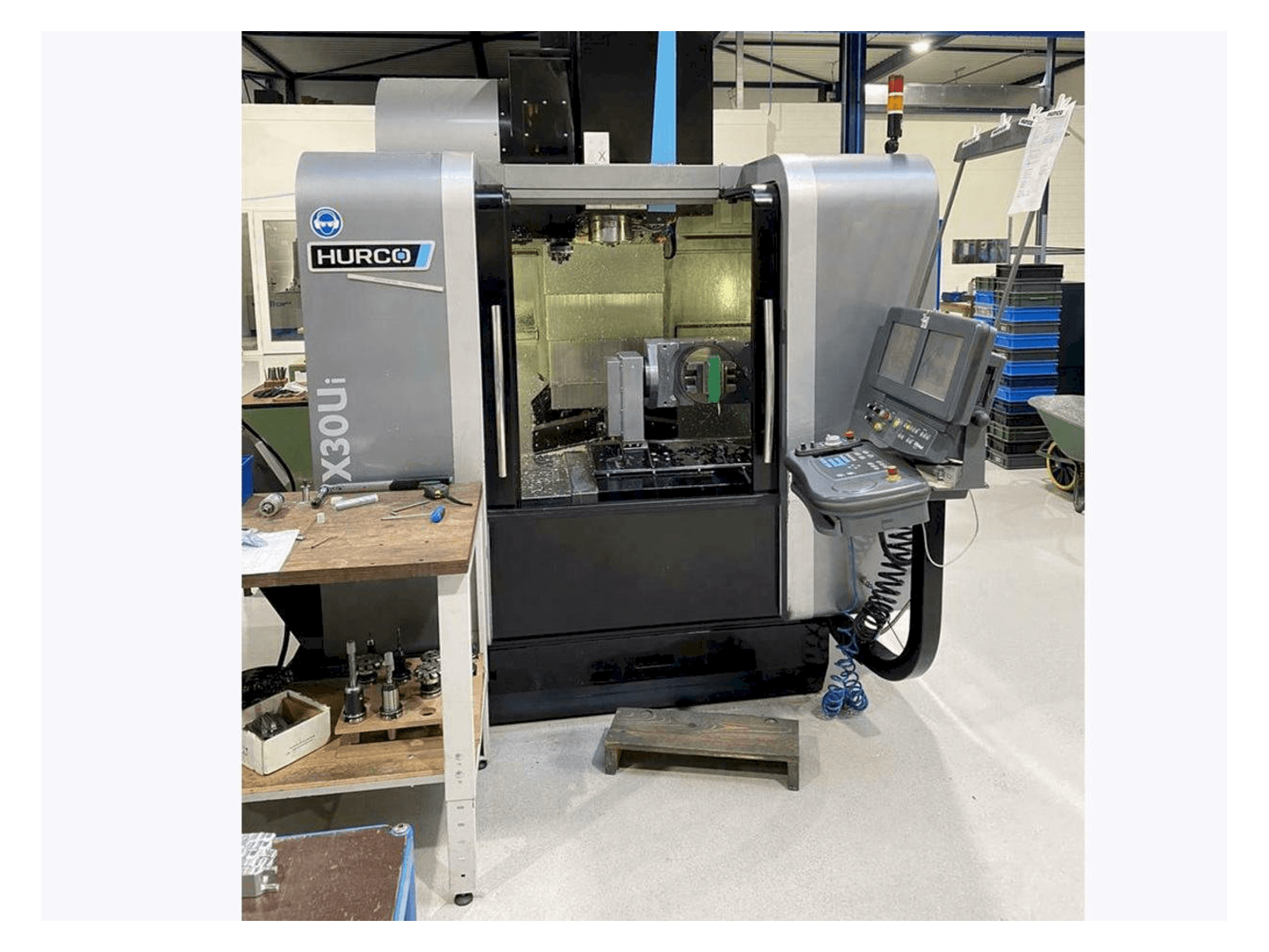 Frontansicht der Hurco VMX30 Ui Maschine