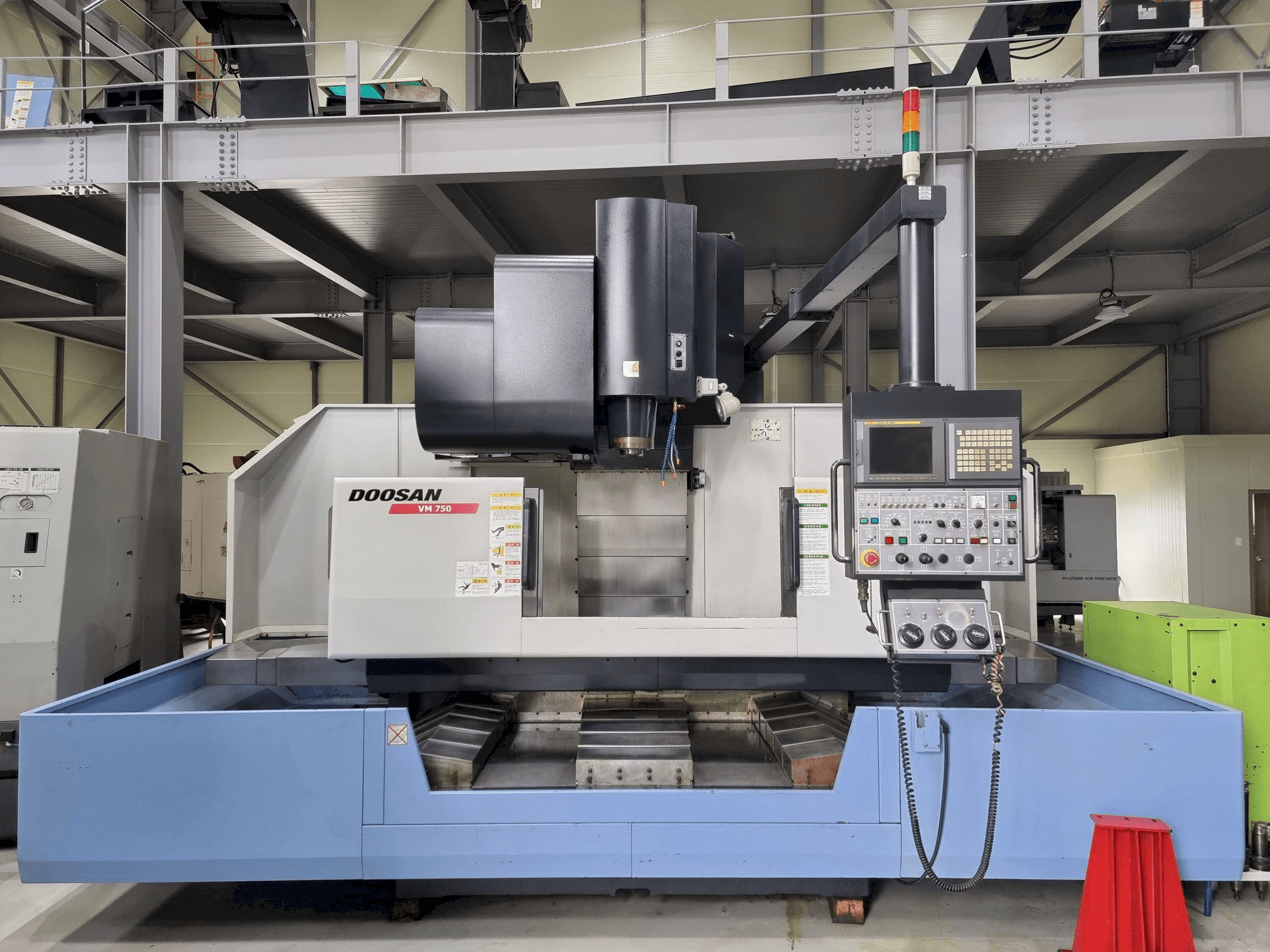 Frontansicht der Doosan VM750 Maschine