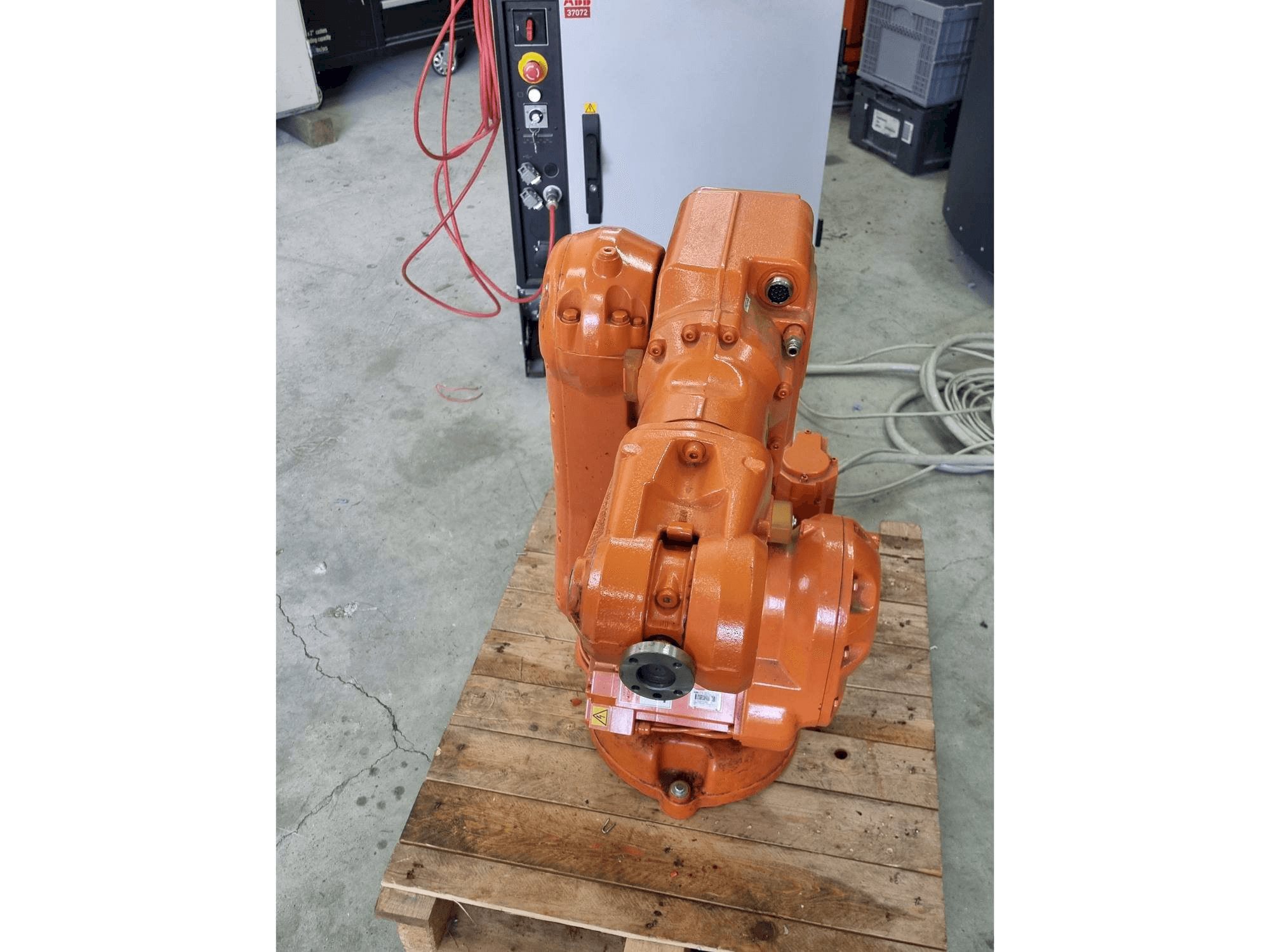 Frontansicht der ABB IRB140 - IRC5 Maschine