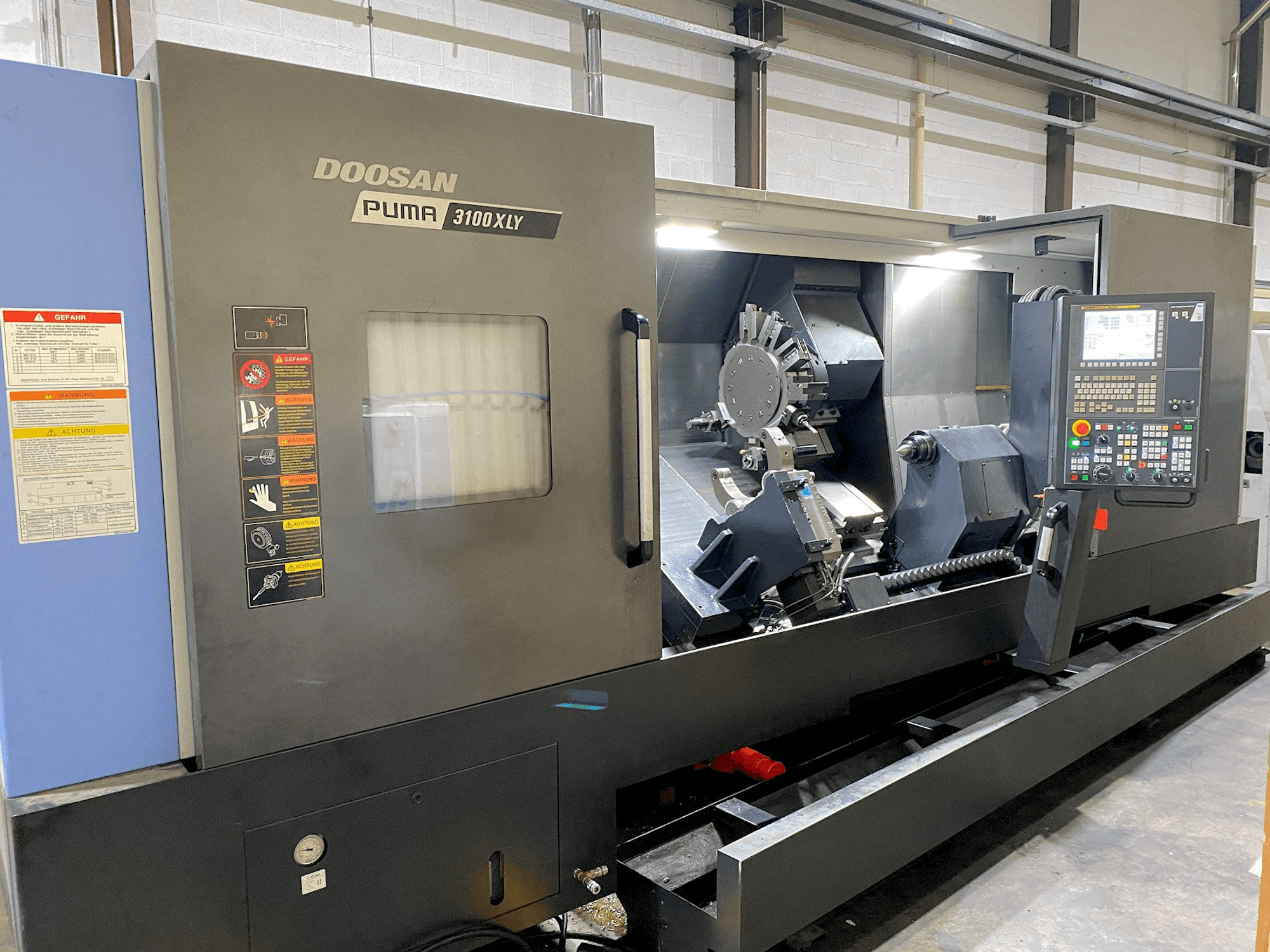 Frontansicht der Doosan Puma 3100XLY Maschine