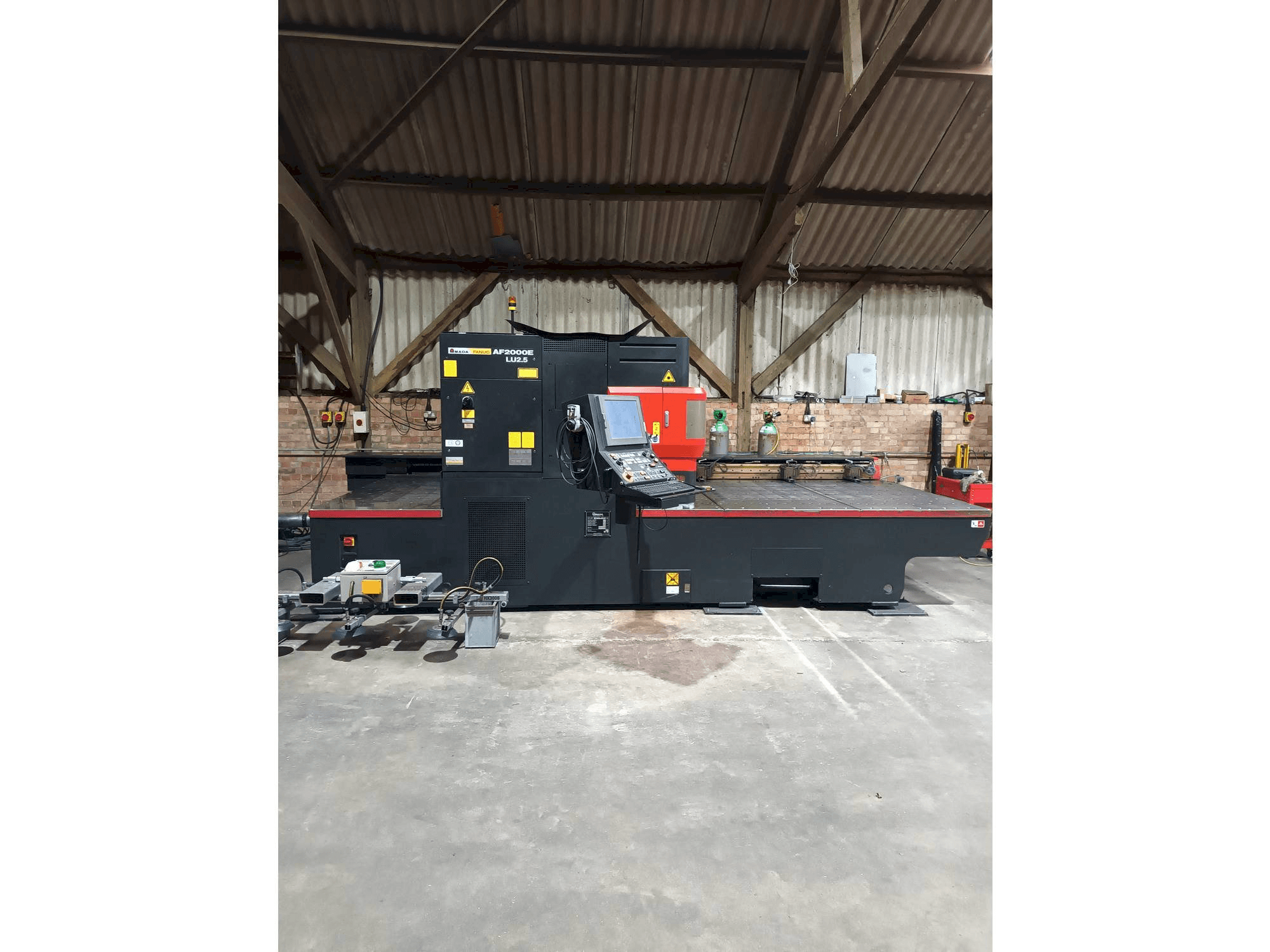 Frontansicht der AMADA LC 2415 alpha 4 NT Maschine