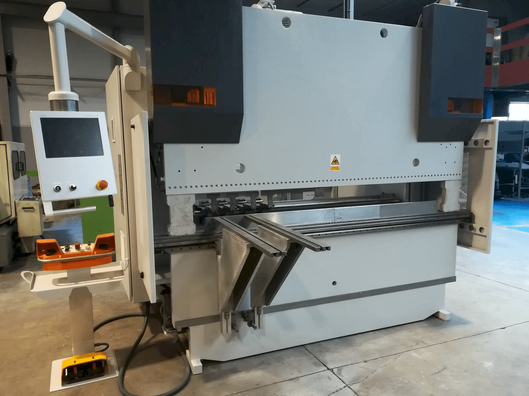 Frontansicht der LVD LVD PPEB 80/25 CAD-CNC Maschine