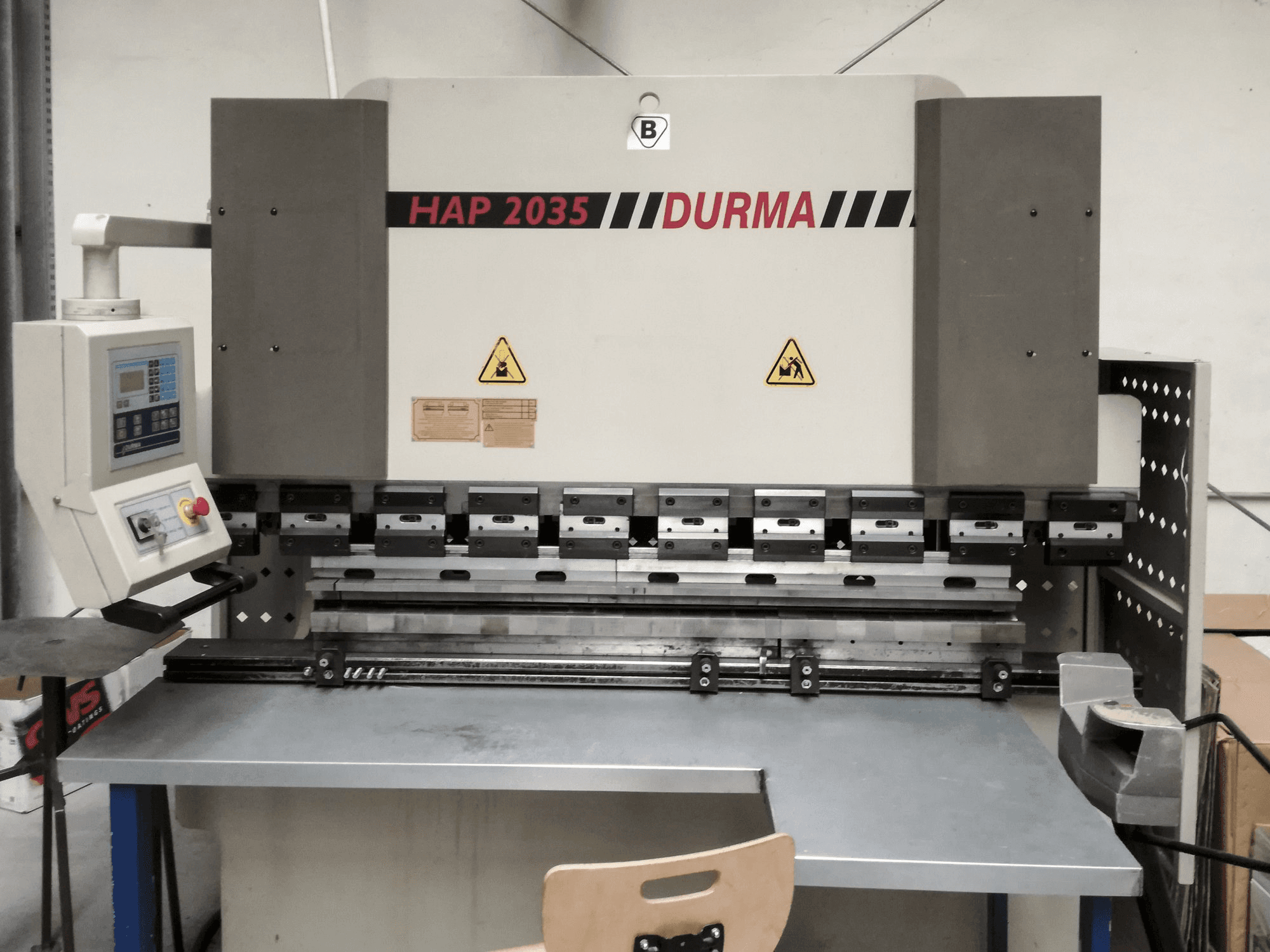 Vorderansicht der Durma HAP 2035 Maschine