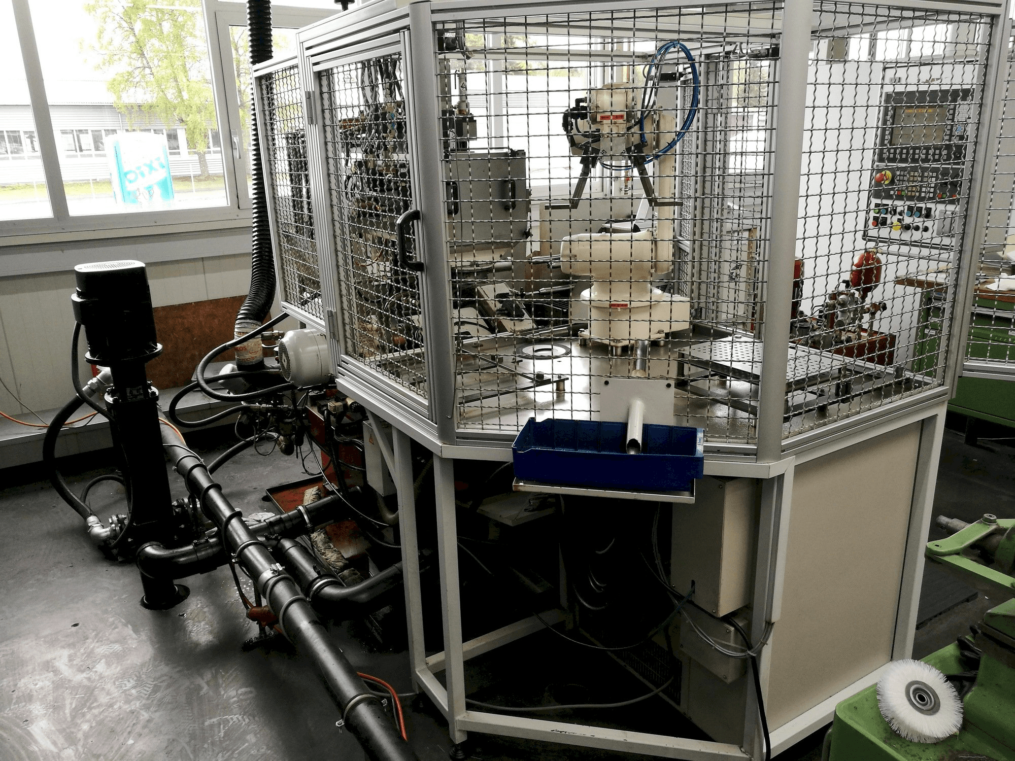 Linke Seitenansicht der Haux NS 435G Maschine