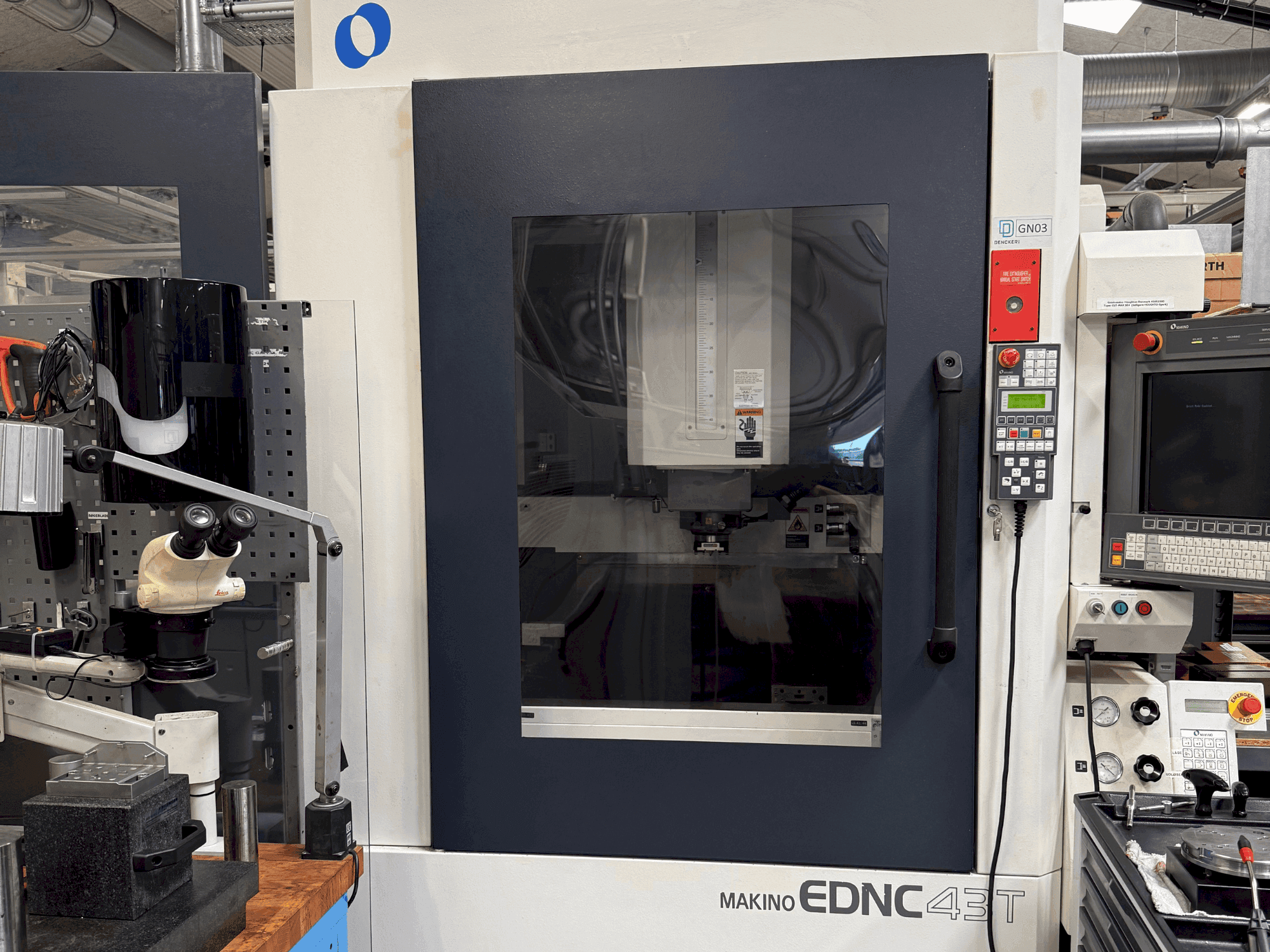 Frontansicht der Makino EDNC 43T incl. Erowa Robot 120 pcs Maschine
