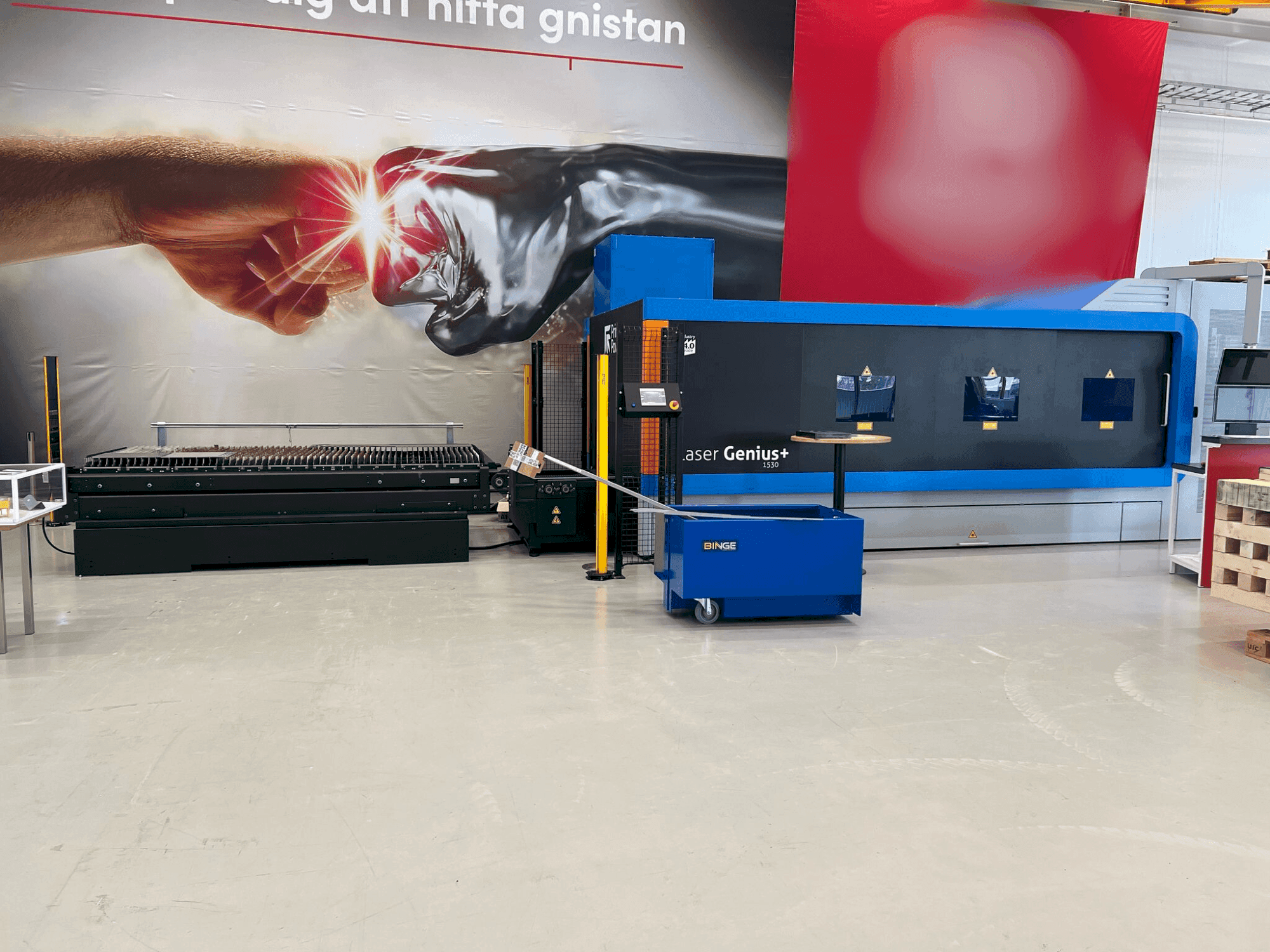 Frontansicht der Prima Power Laser Genius + 1530 Maschine