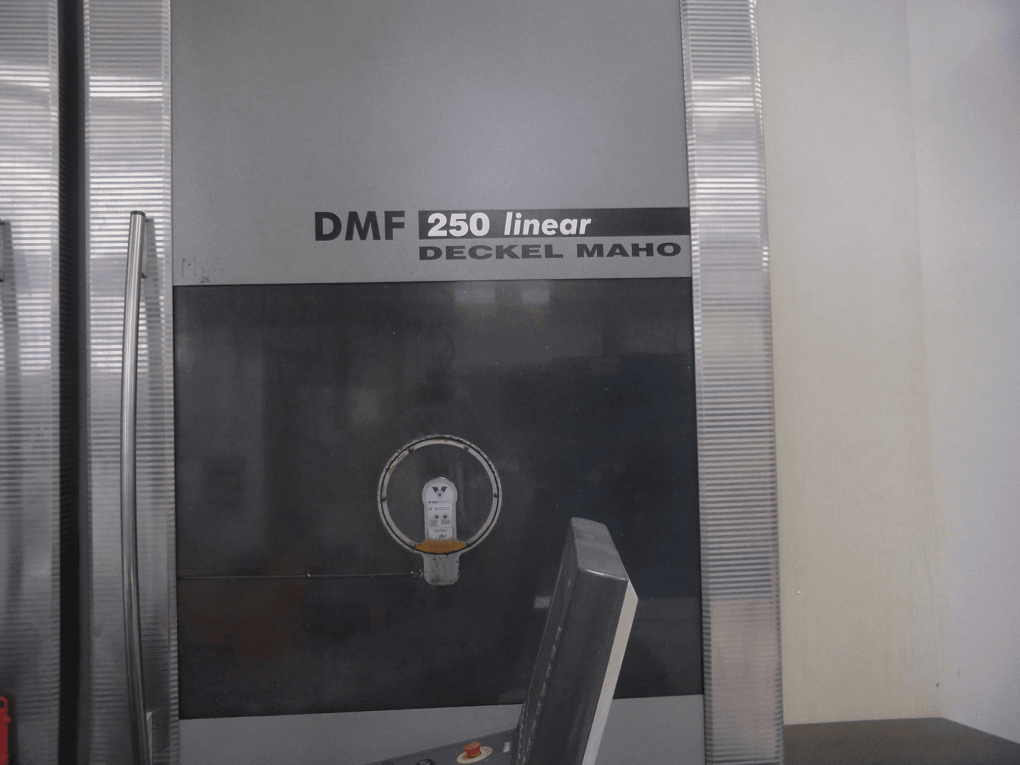Rechte Ansicht der DECKEL MAHO DMF 250 linear Maschine