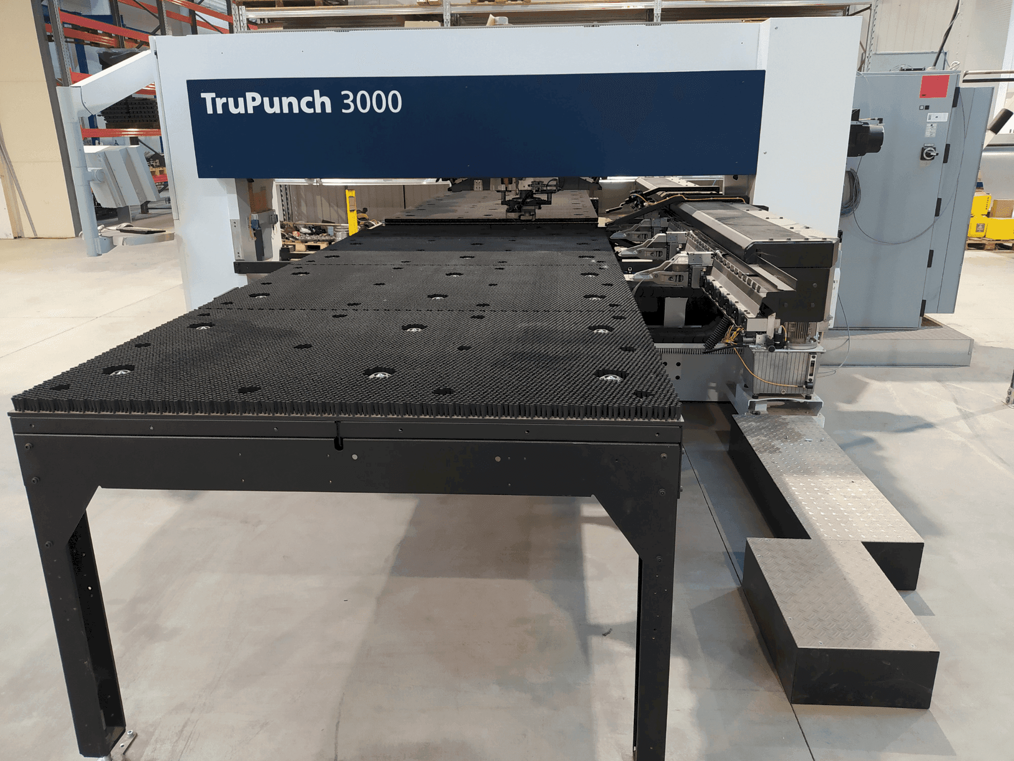 Frontansicht der TRUMPF TruPunch 3000 Maschine