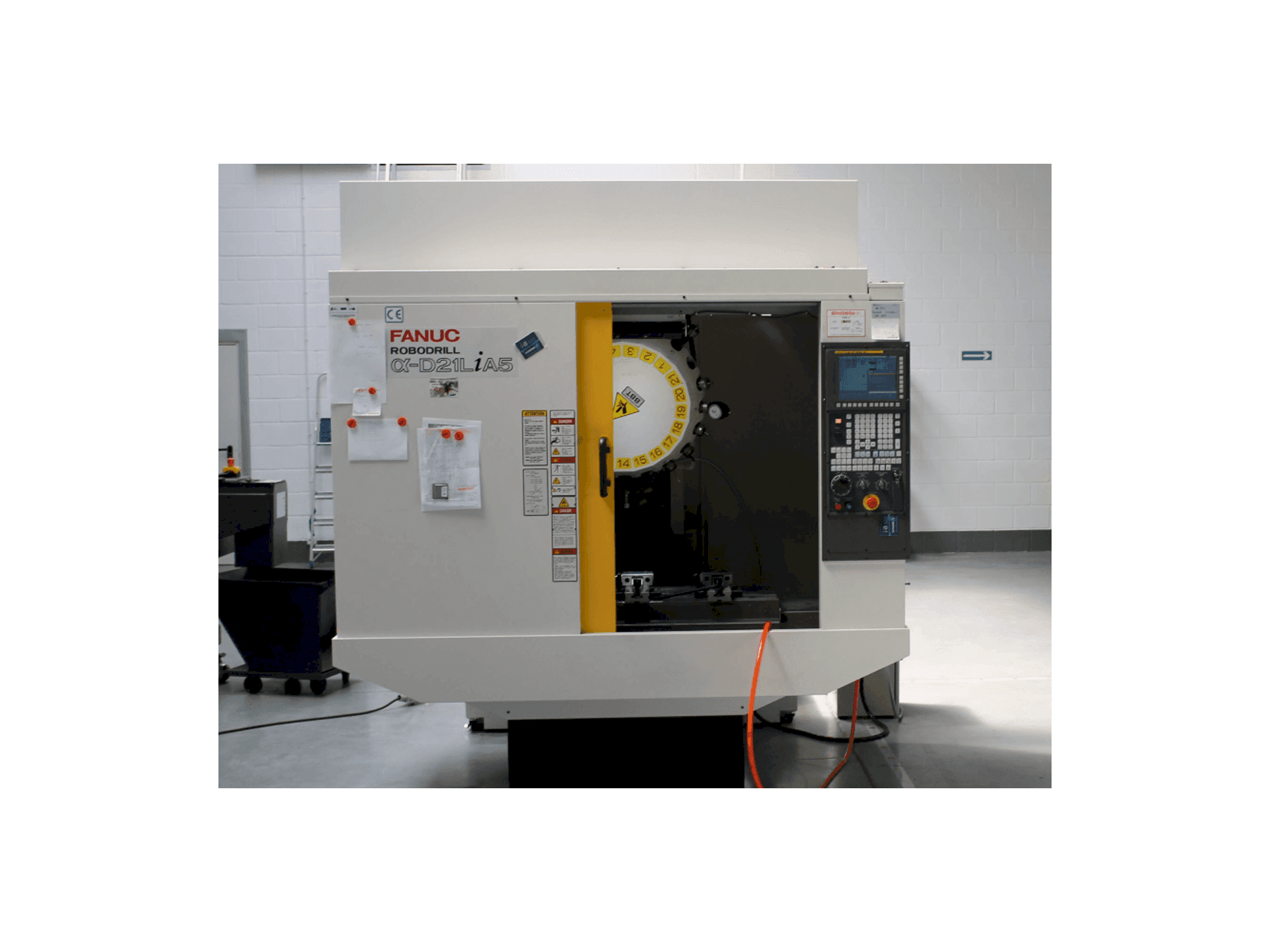 Frontansicht der FANUC RoboDrill D21LiA5 Maschine