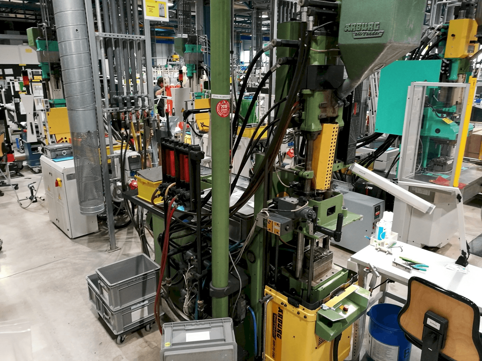 Frontansicht der Arburg 221-75-350 Maschine