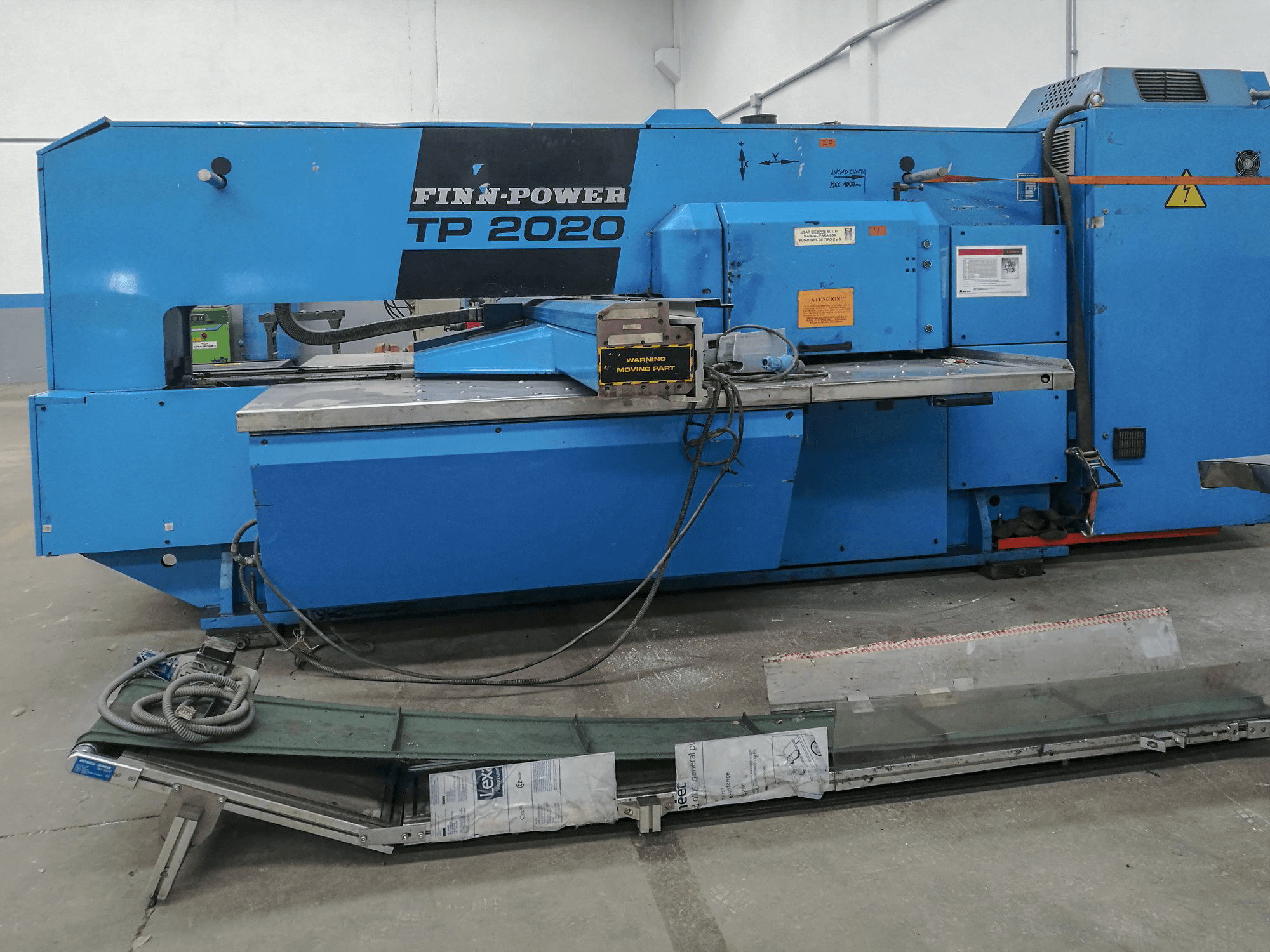 Frontansicht der Finn-Power TP 2020 Maschine