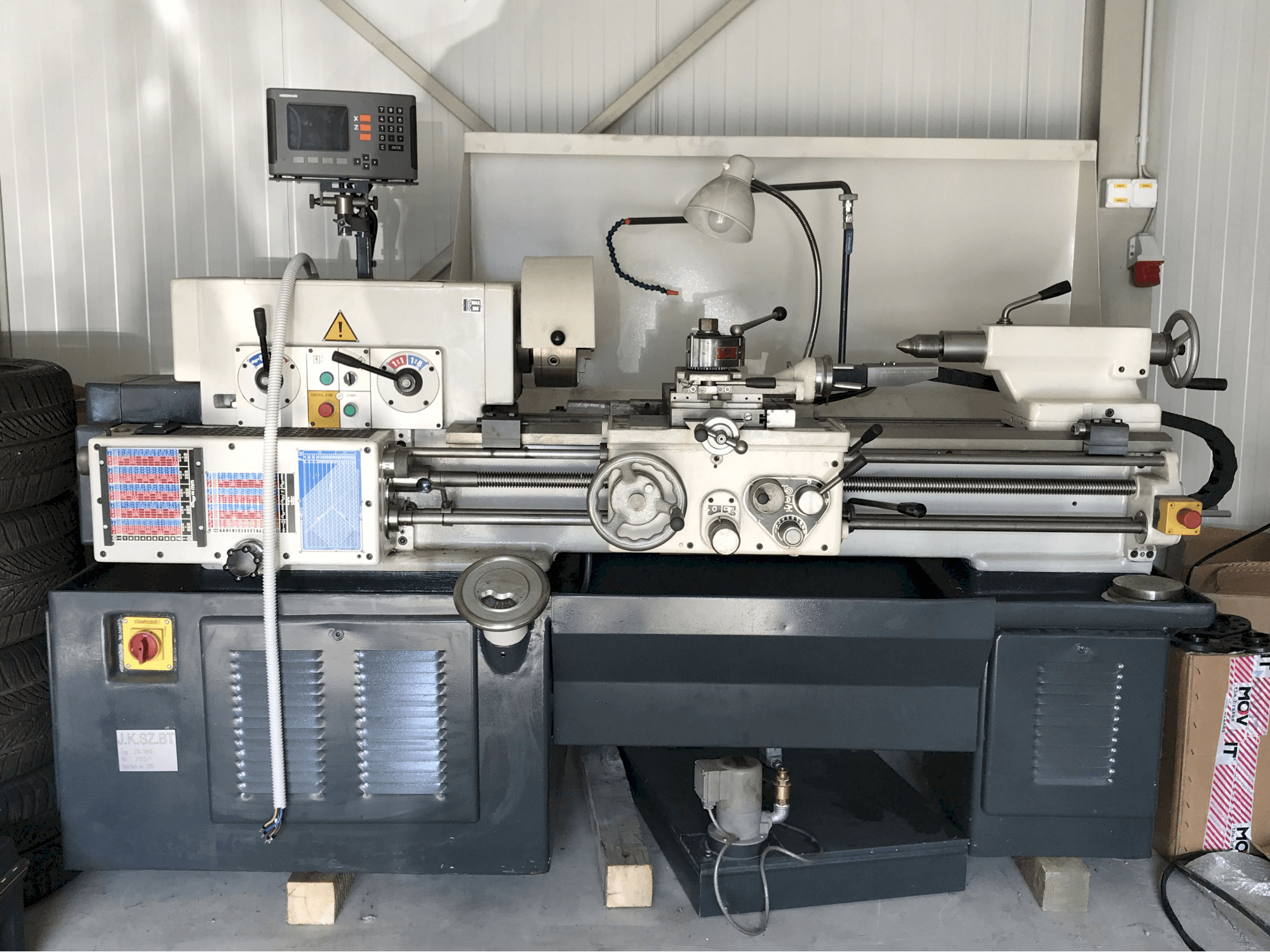 Frontansicht der TOS JSV-18RA Maschine