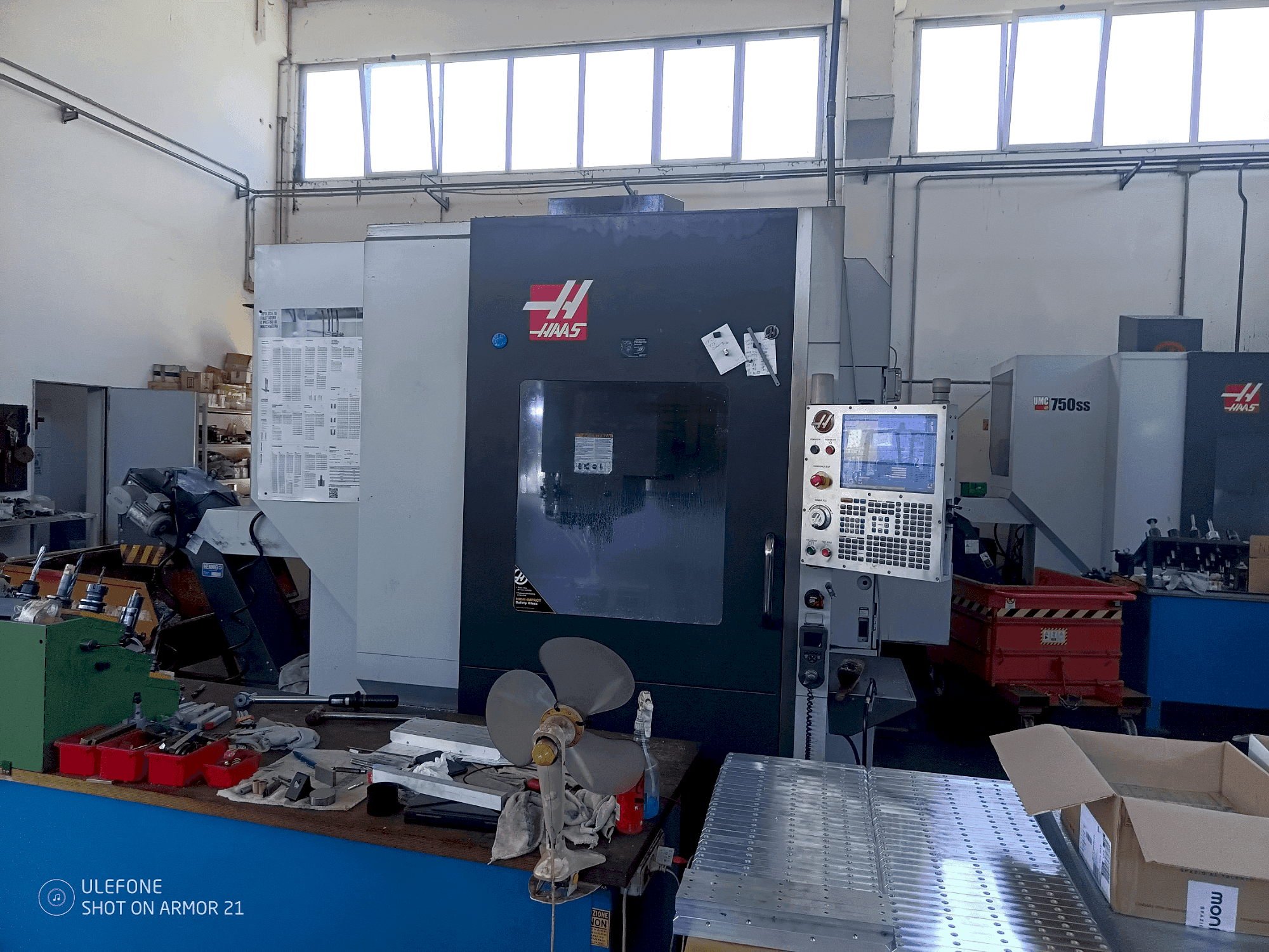 Frontansicht der HAAS UMC 750SS Maschine