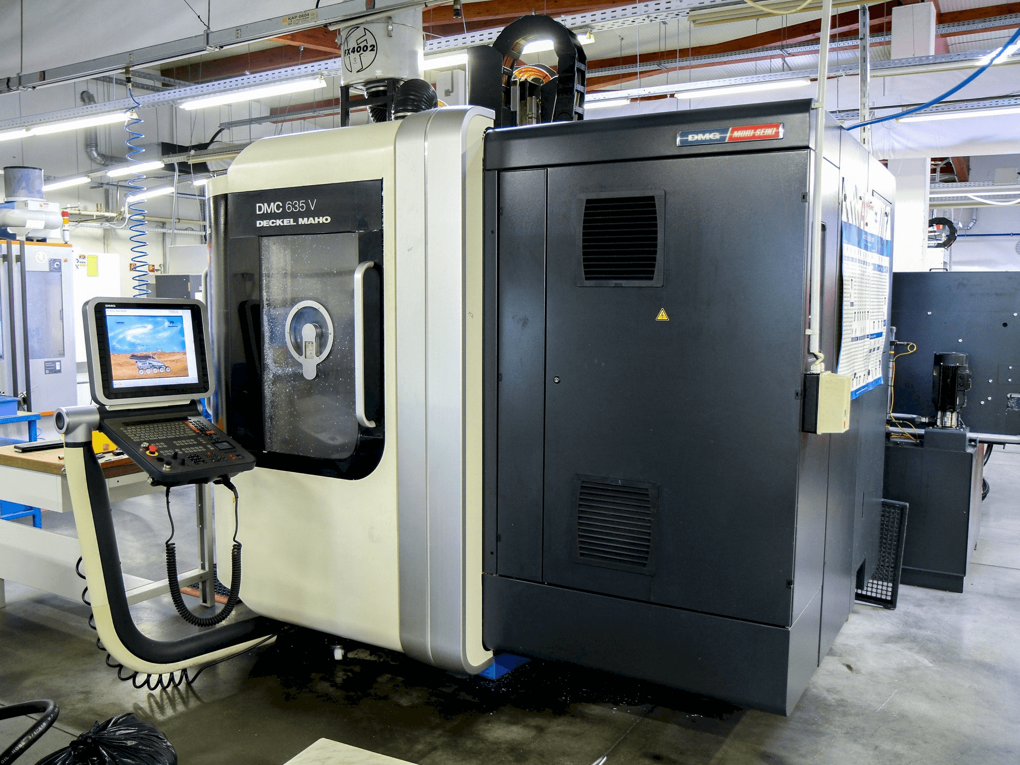 Frontansicht der DMG MORI DMC 635V PW Maschine