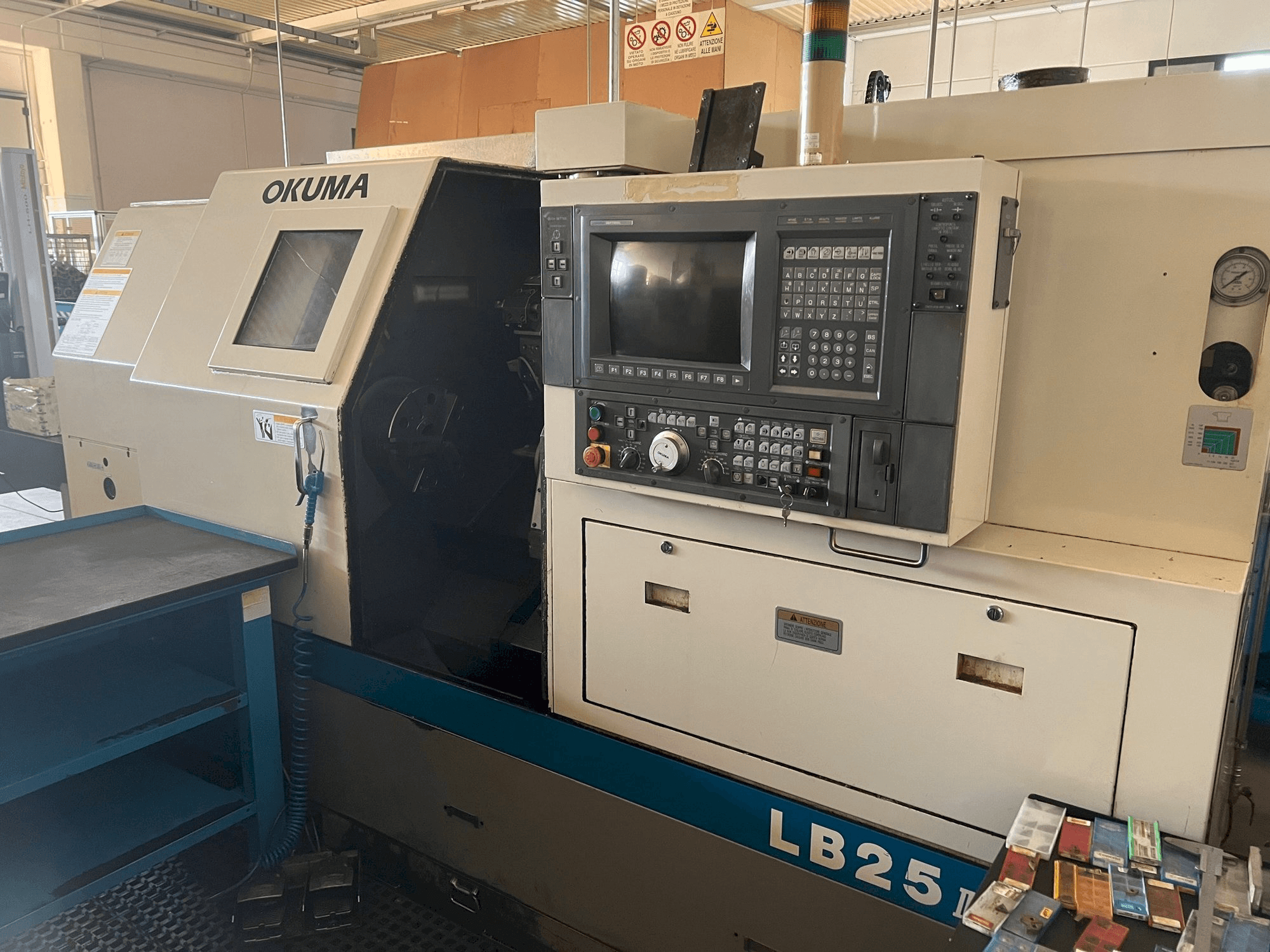 Frontansicht der Okuma LB 25 II Maschine