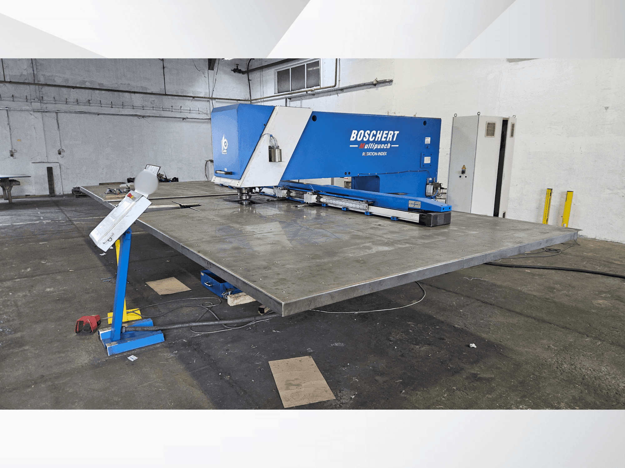 Frontansicht der BOSCHERT Multipunch 1500 x 3000 Maschine