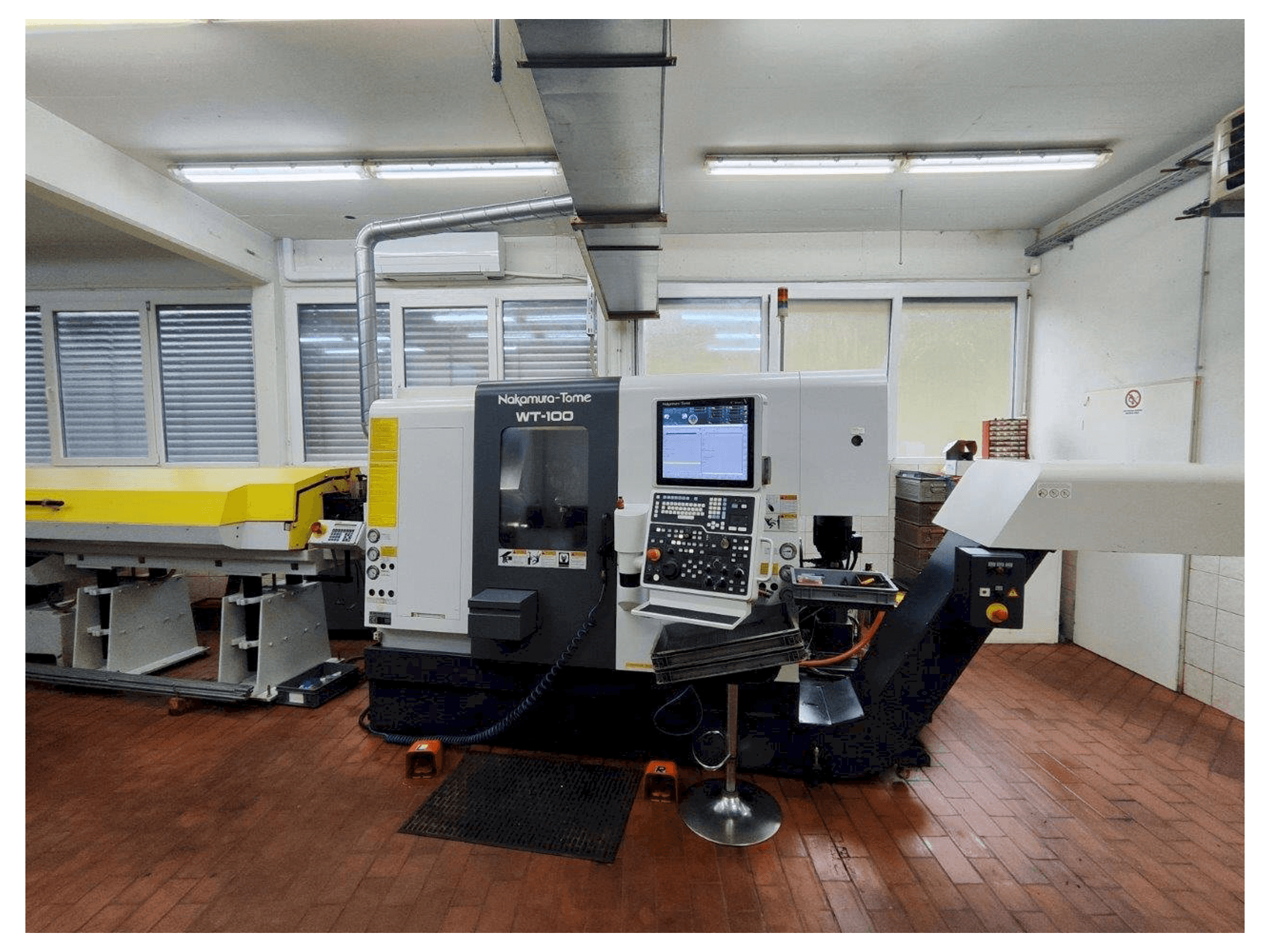 Frontansicht der NAKAMURA-TOME WT-100 MMY Maschine