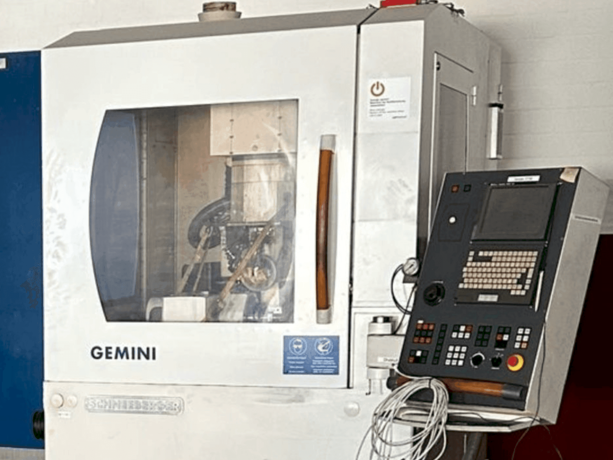 Frontansicht der Schneeberger MRG Gemini Maschine