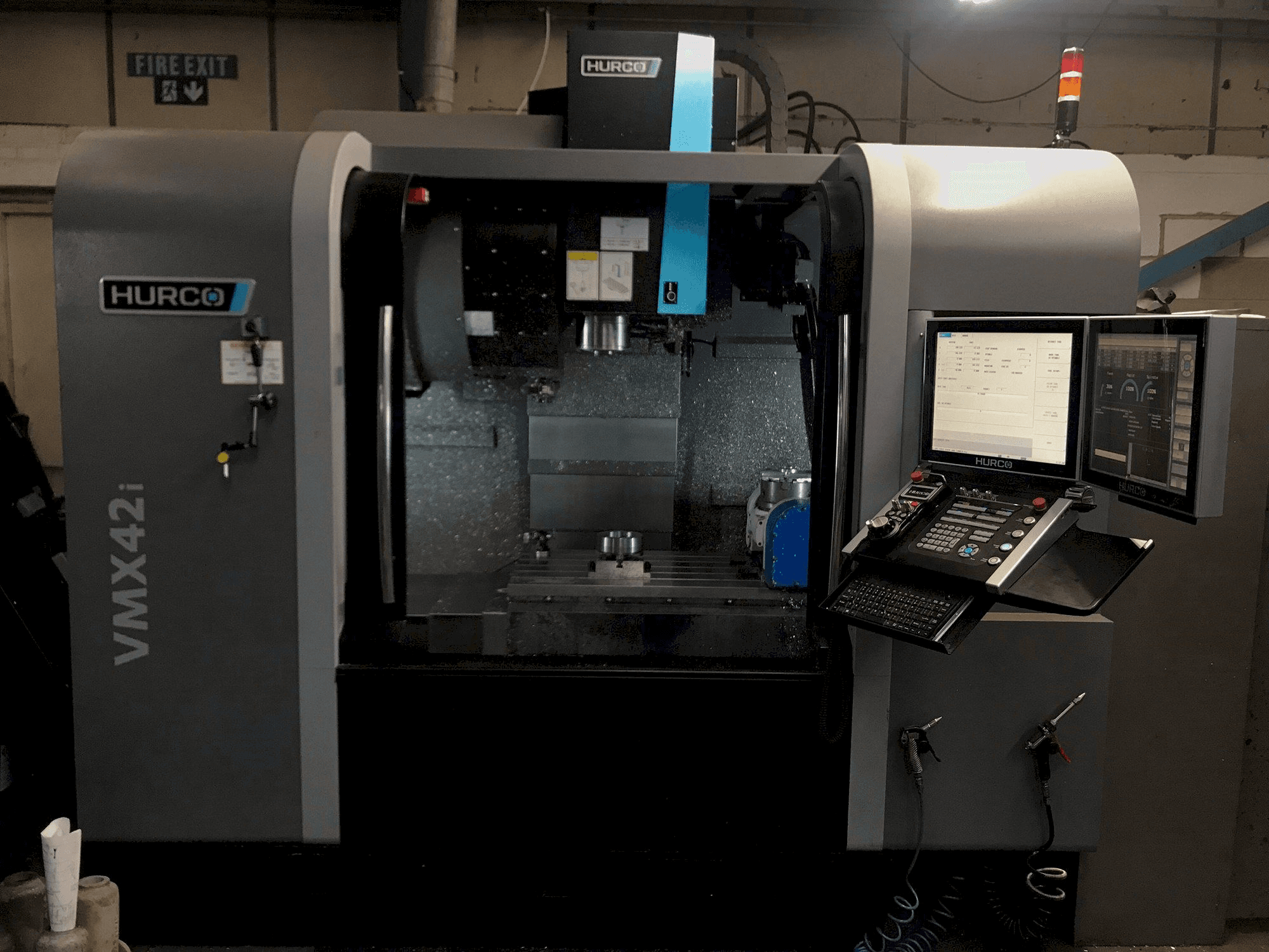 Frontansicht der Hurco VMX42i Maschine