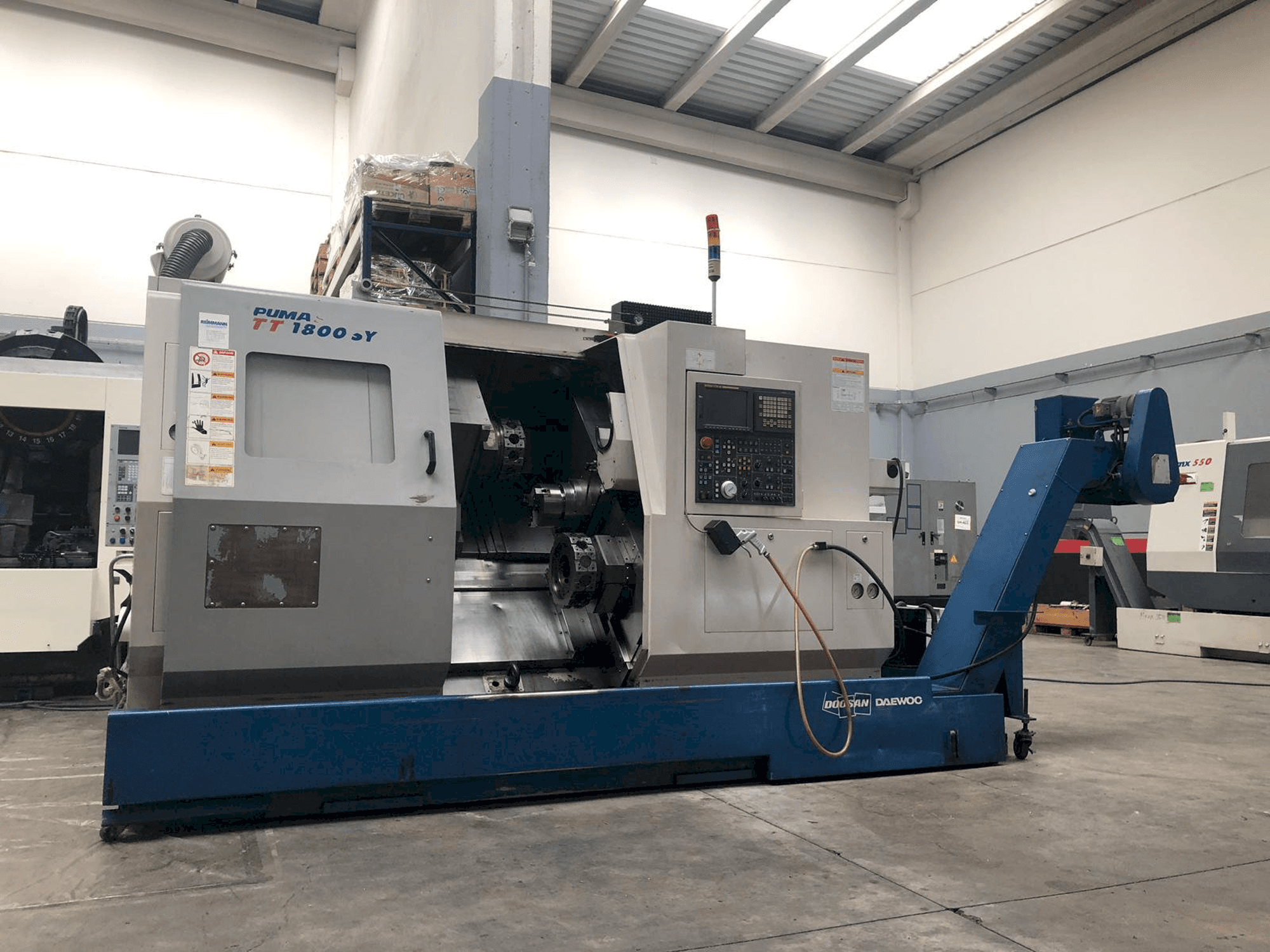 Frontansicht der Doosan Puma TT1800SY Maschine