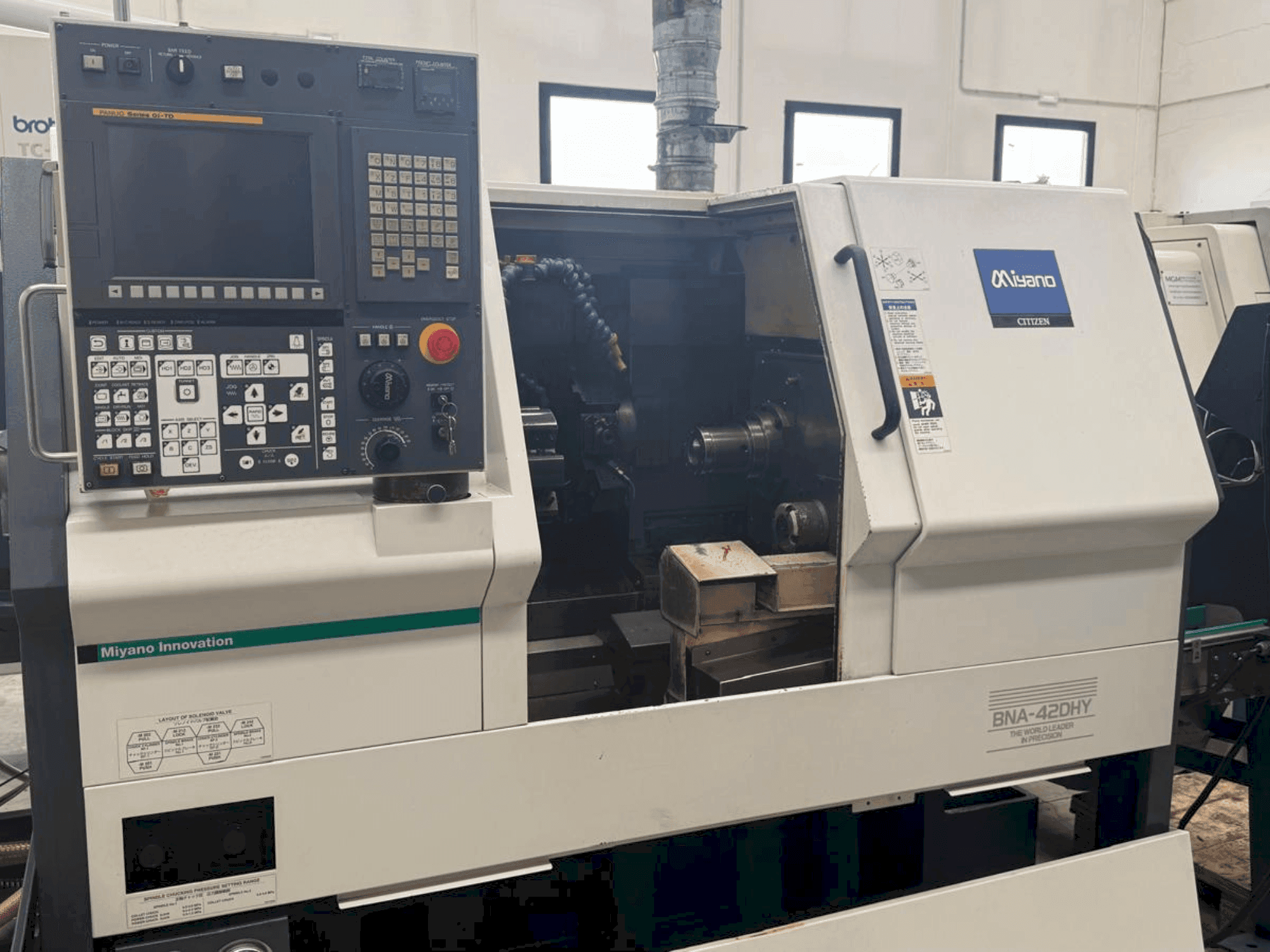 Frontansicht der Miyano BNA-42DHY Maschine