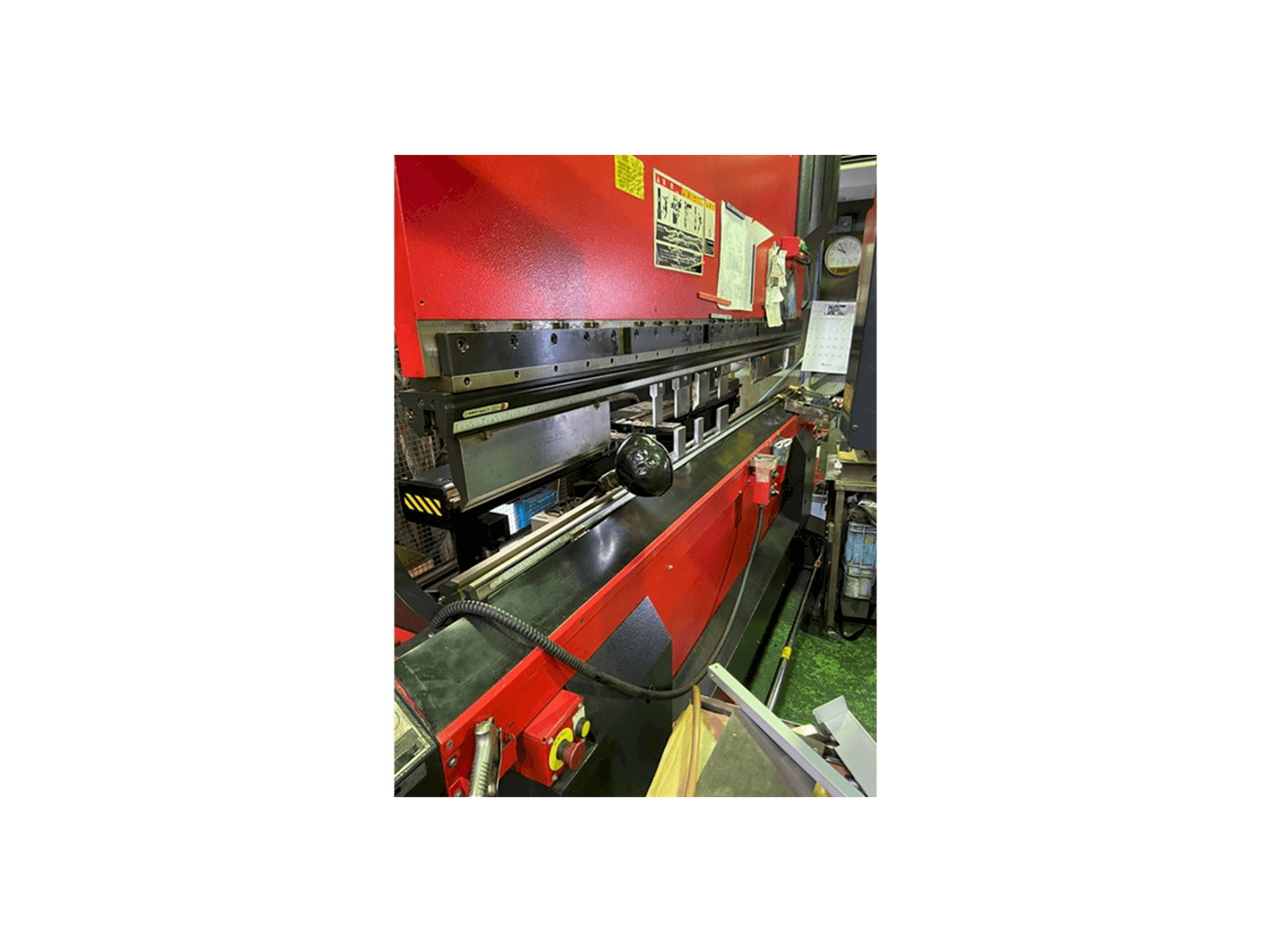 Linke Seitenansicht der AMADA HDS 8025 NT Maschine