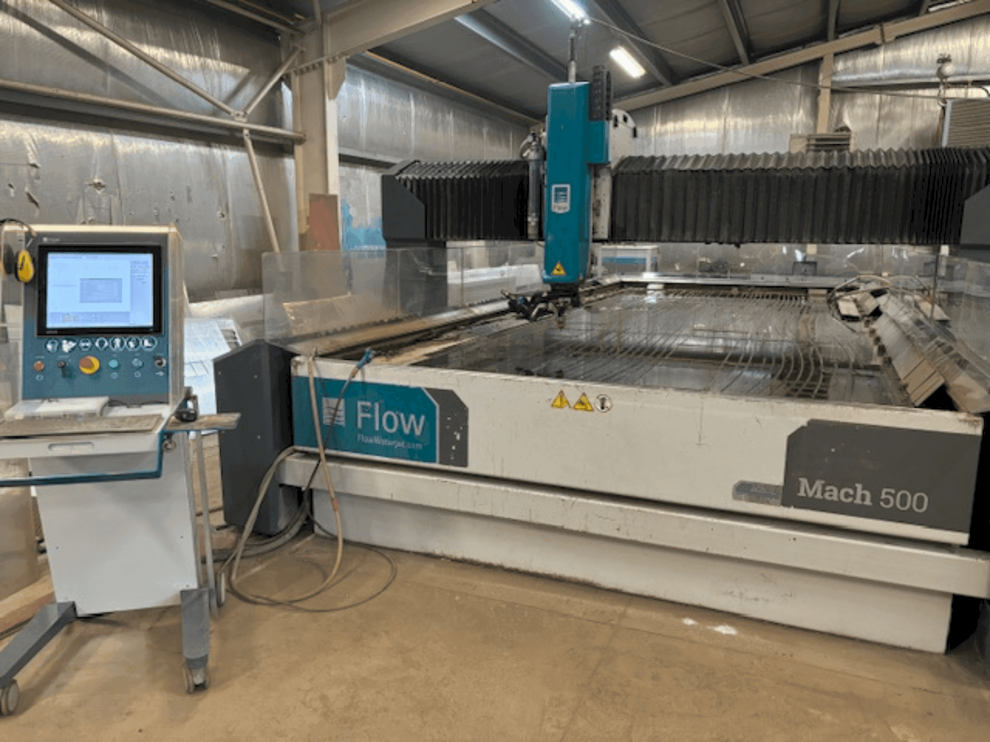 Frontansicht der Flow Mach M500-2060 Maschine
