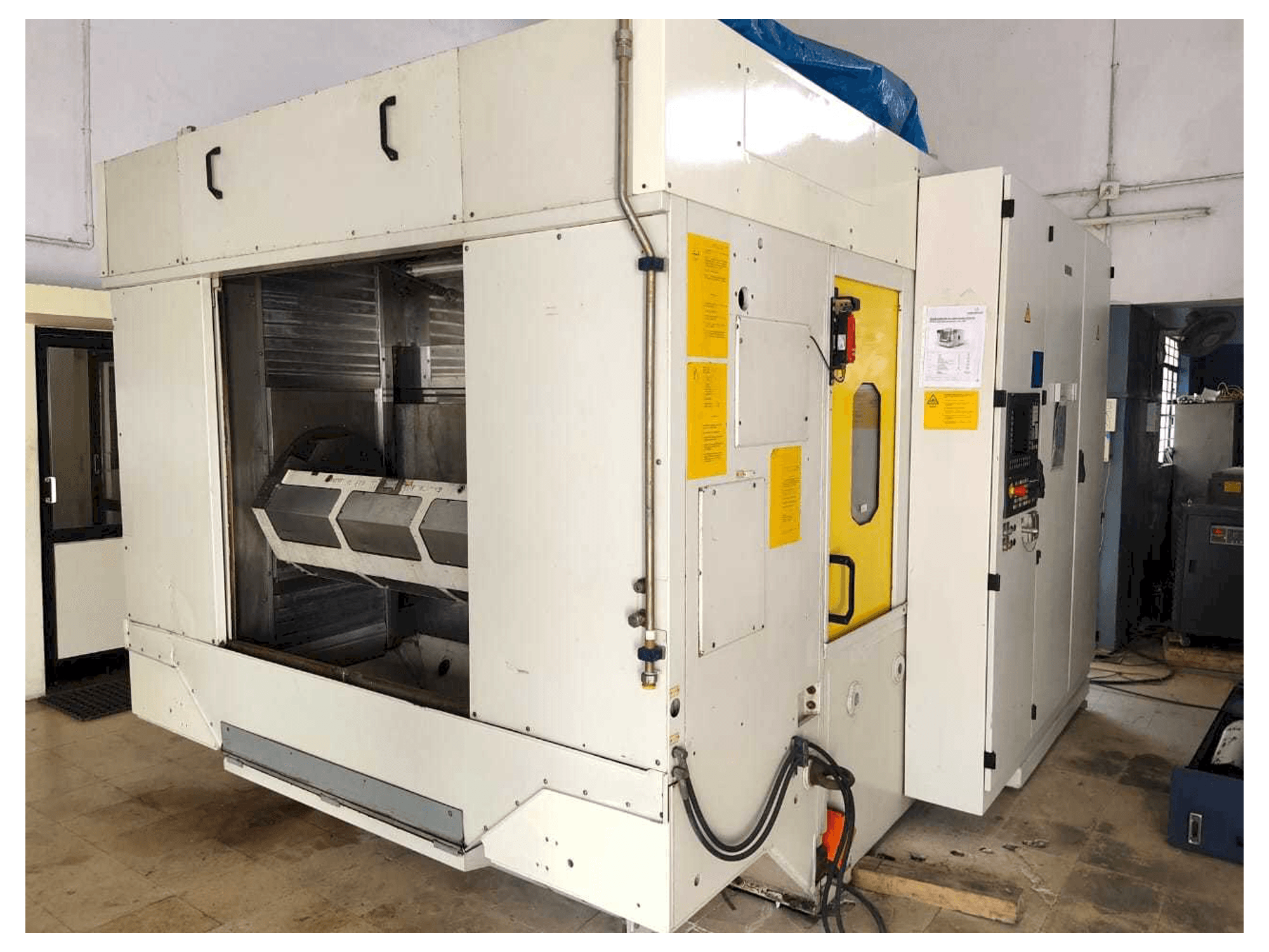 Frontansicht der GROB G320 Maschine