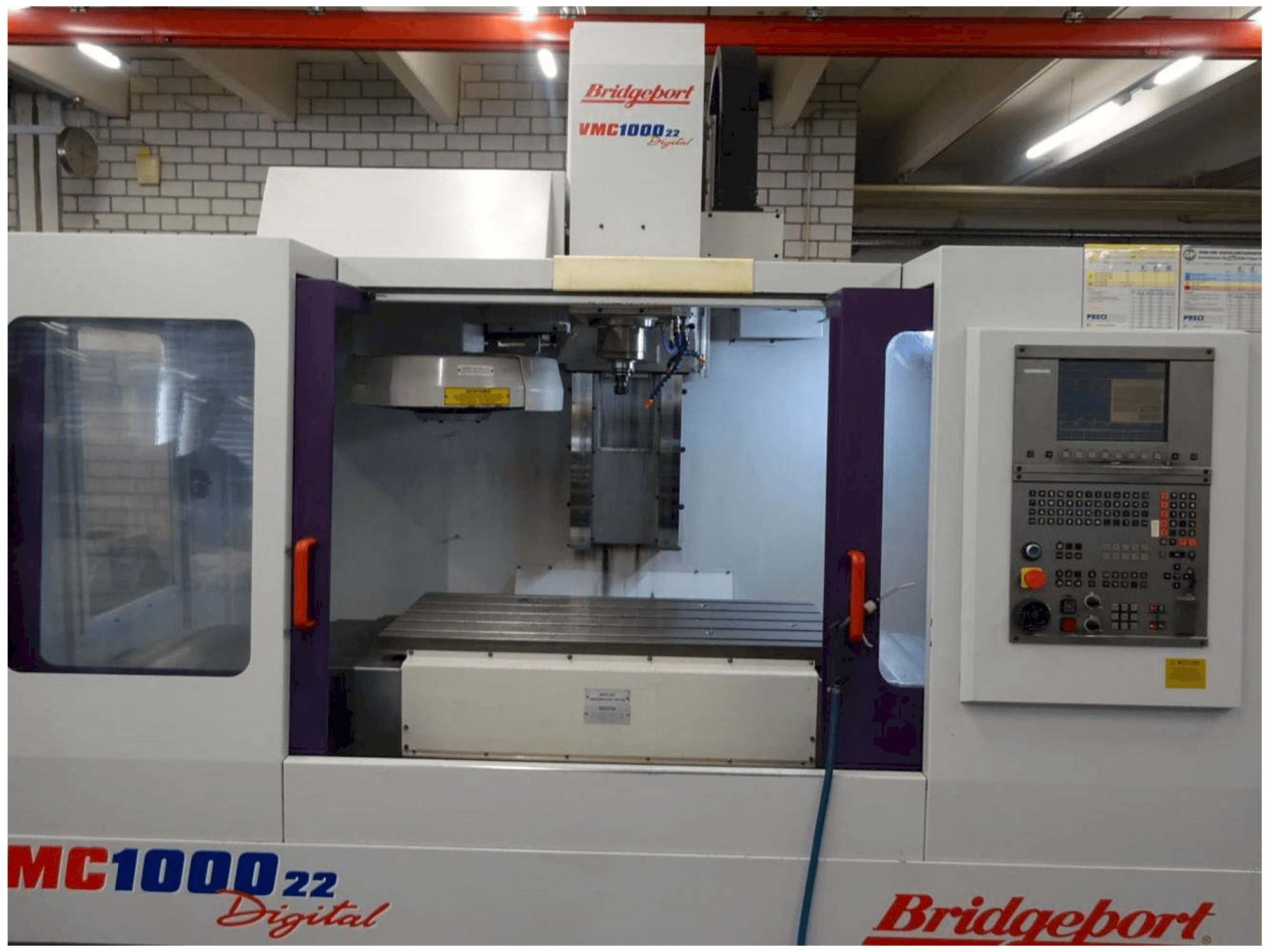 Frontansicht der Bridgeport VMC1000-22 Maschine
