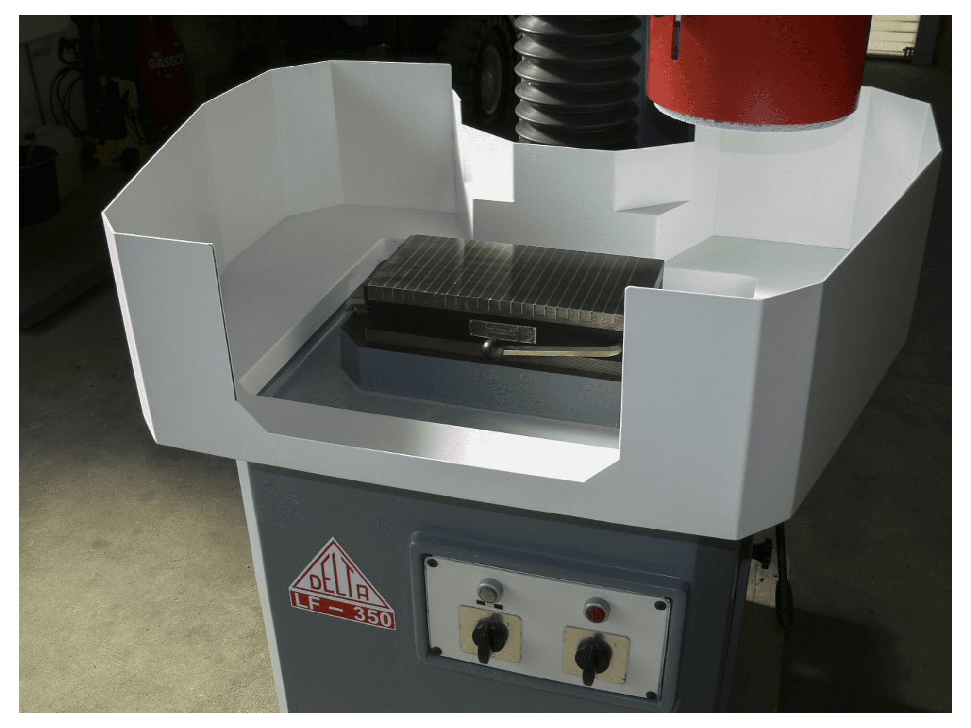 Frontansicht der DELTA LF-350 Maschine