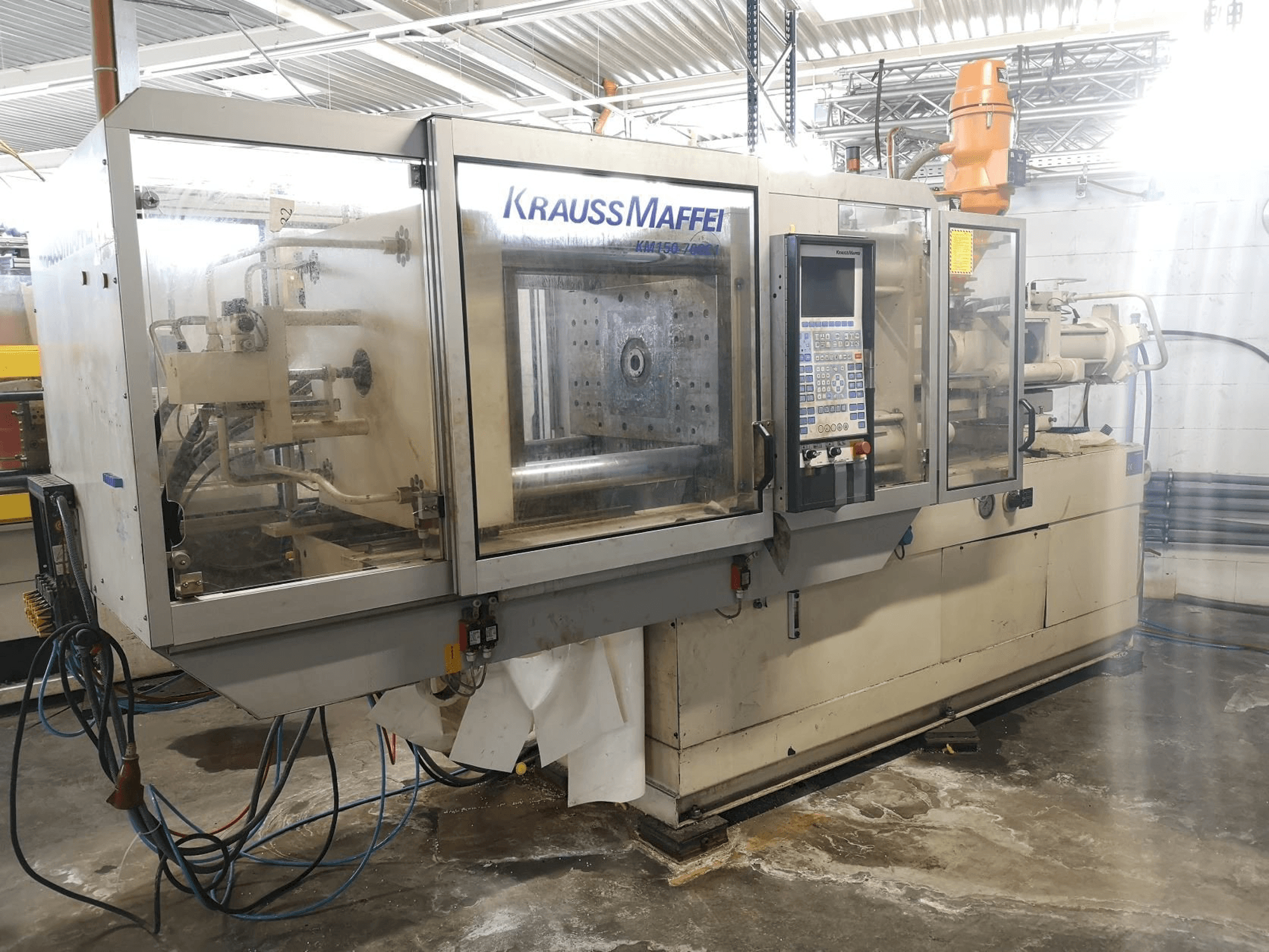 Frontansicht der Krauss Maffei 150-700 C1 Maschine