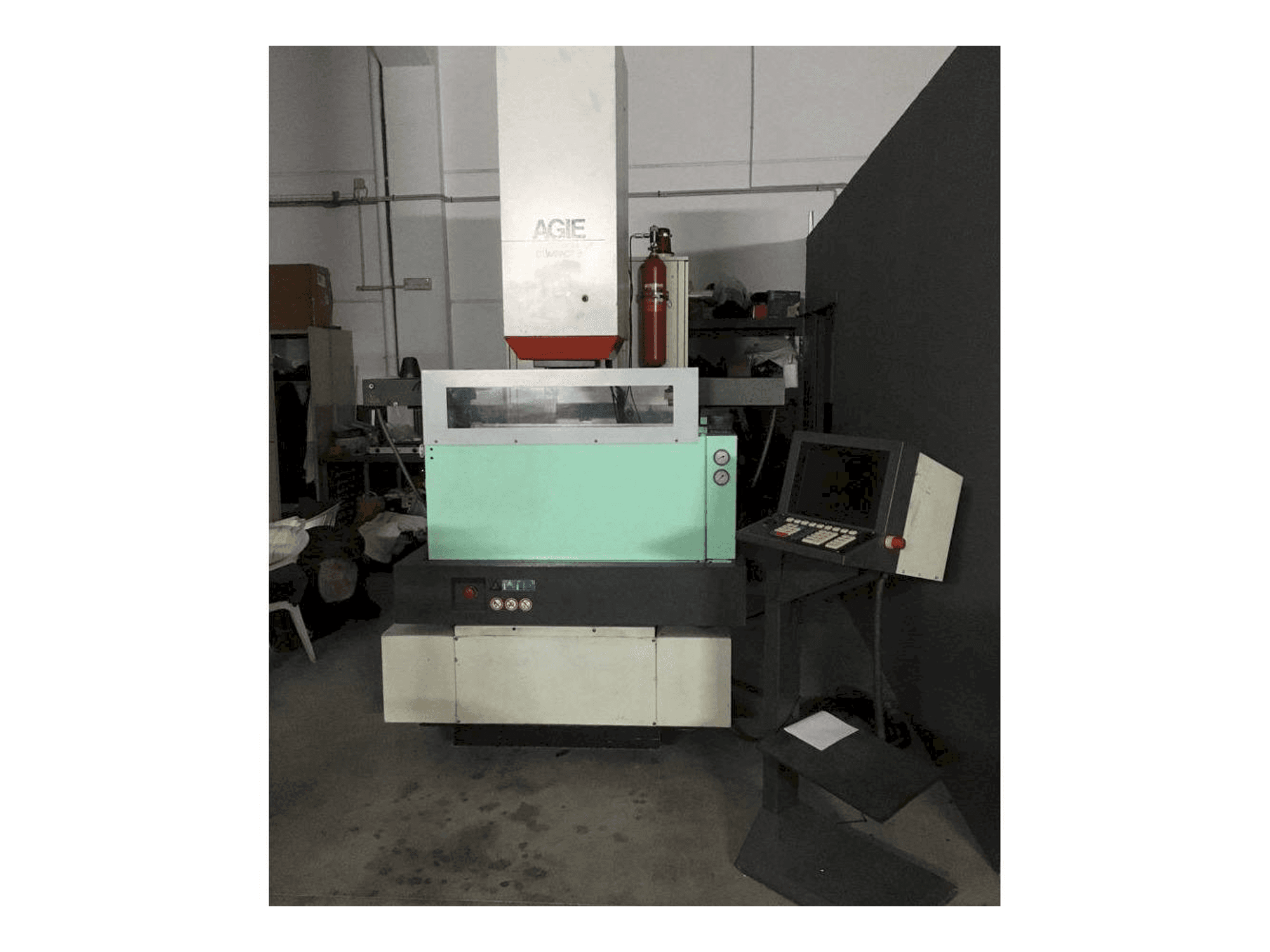 Frontansicht der AGIE Agietron Compact 3 Maschine