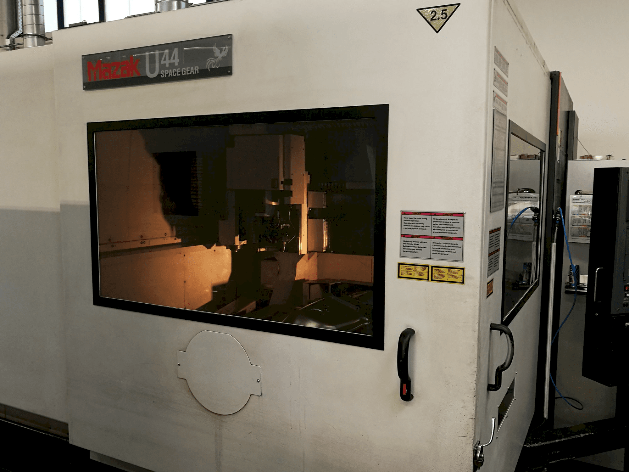 Linke Ansicht der Mazak Space Gear-U44 Maschine