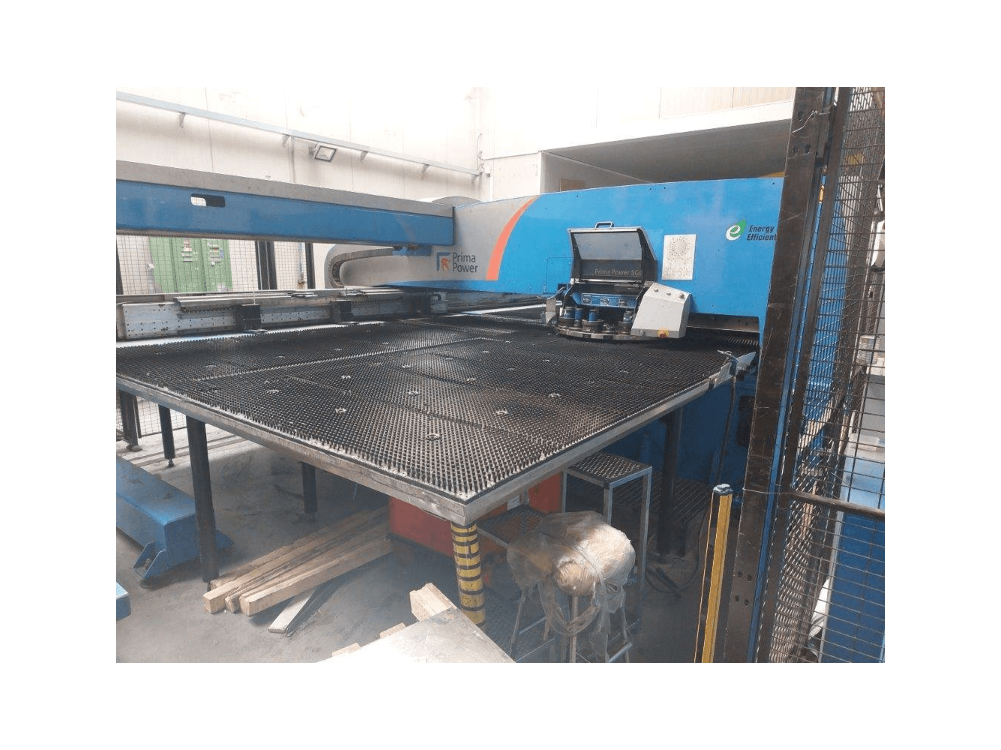 Frontansicht der Prima Power SGe6 Maschine