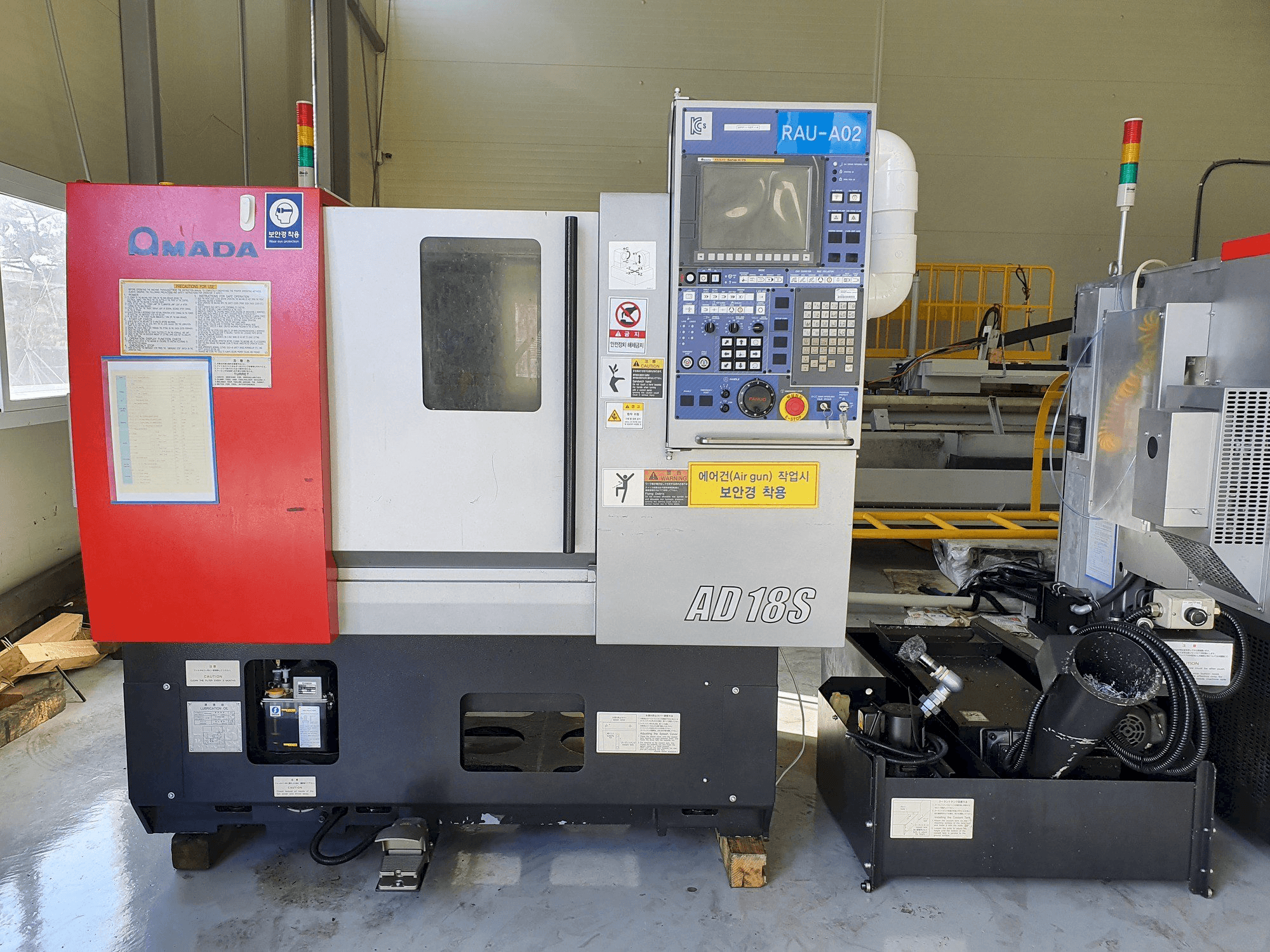 Frontansicht der AMADA AD-18S Maschine