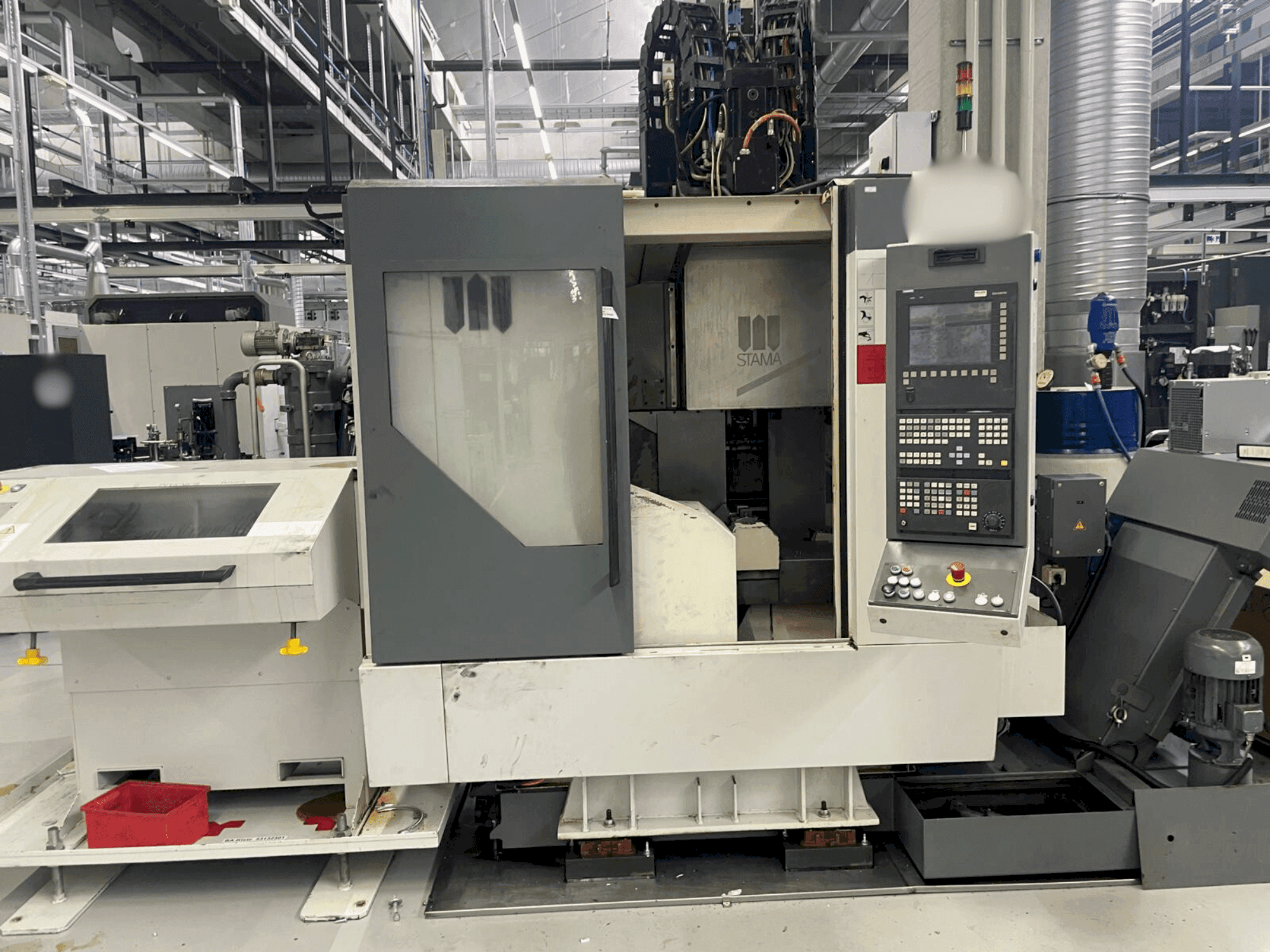 Frontansicht der STAMA MC 526/M Maschine