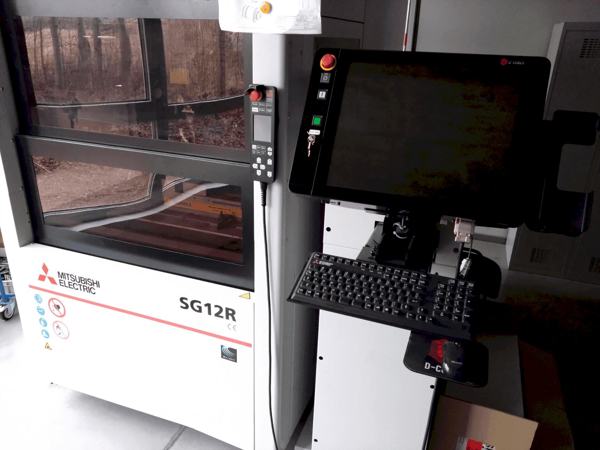 Frontansicht der Mitsubishi Electric SG12M Maschine